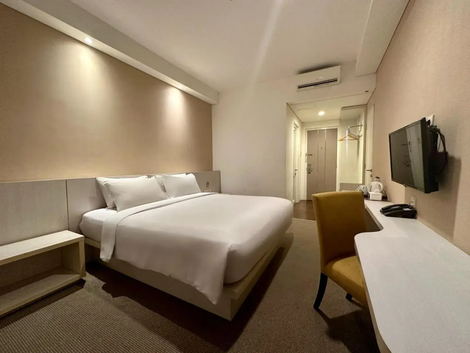 Superior King Room in Yasmin Hotel Karawaci Superior King Room in Yasmin Hotel Karawaci