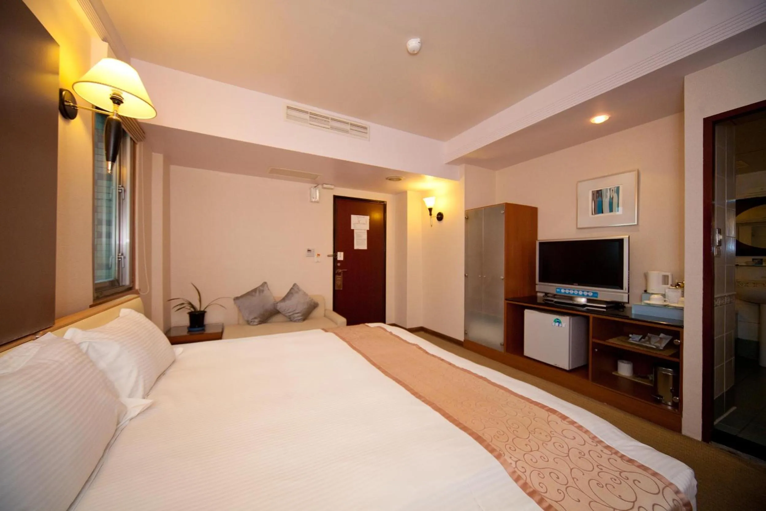 Photo of the whole room, Bed in Tian Long Hotel