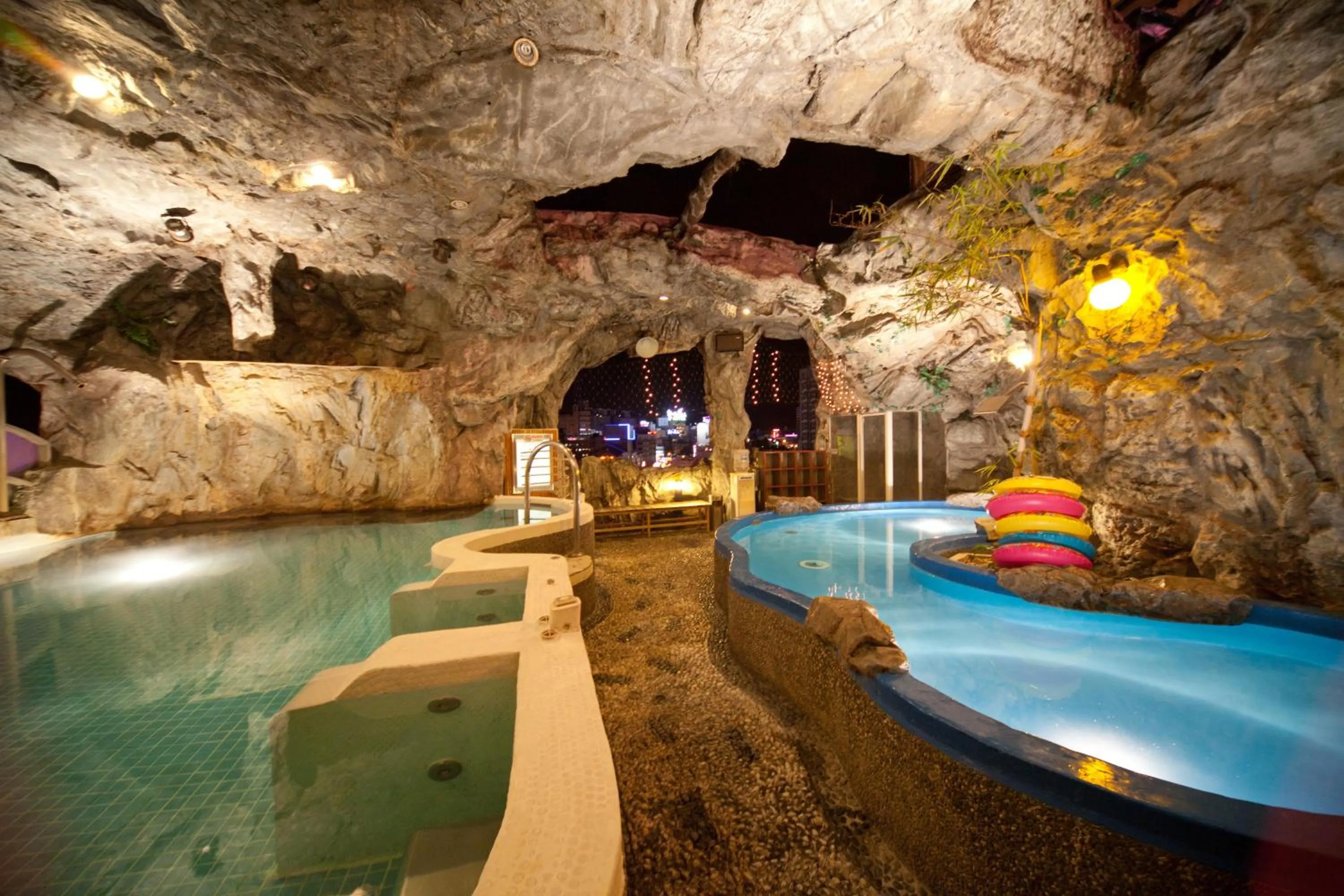 Swimming pool in Tian Long Hotel