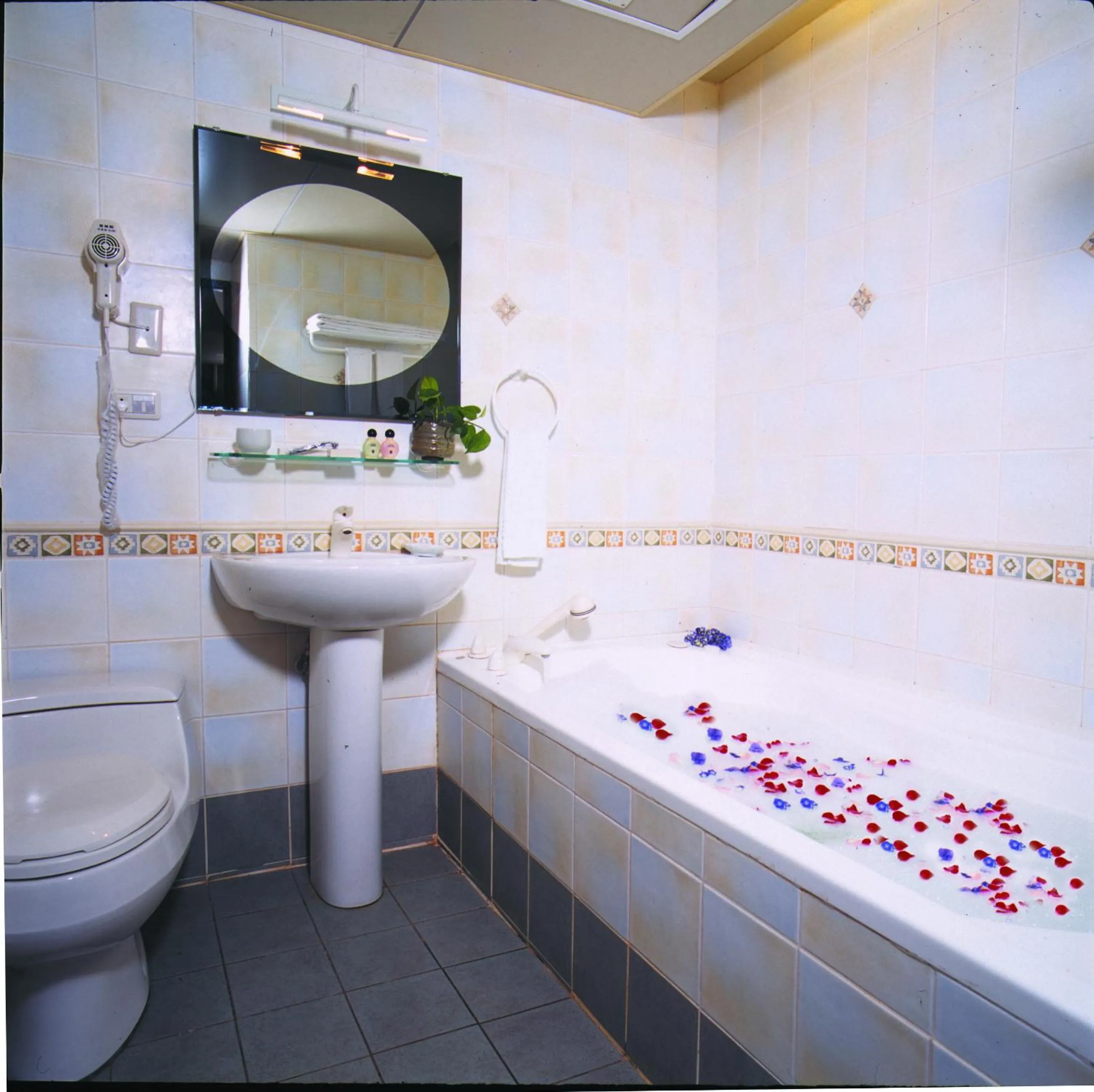 Quadruple Room with Bath in Tian Long Hotel