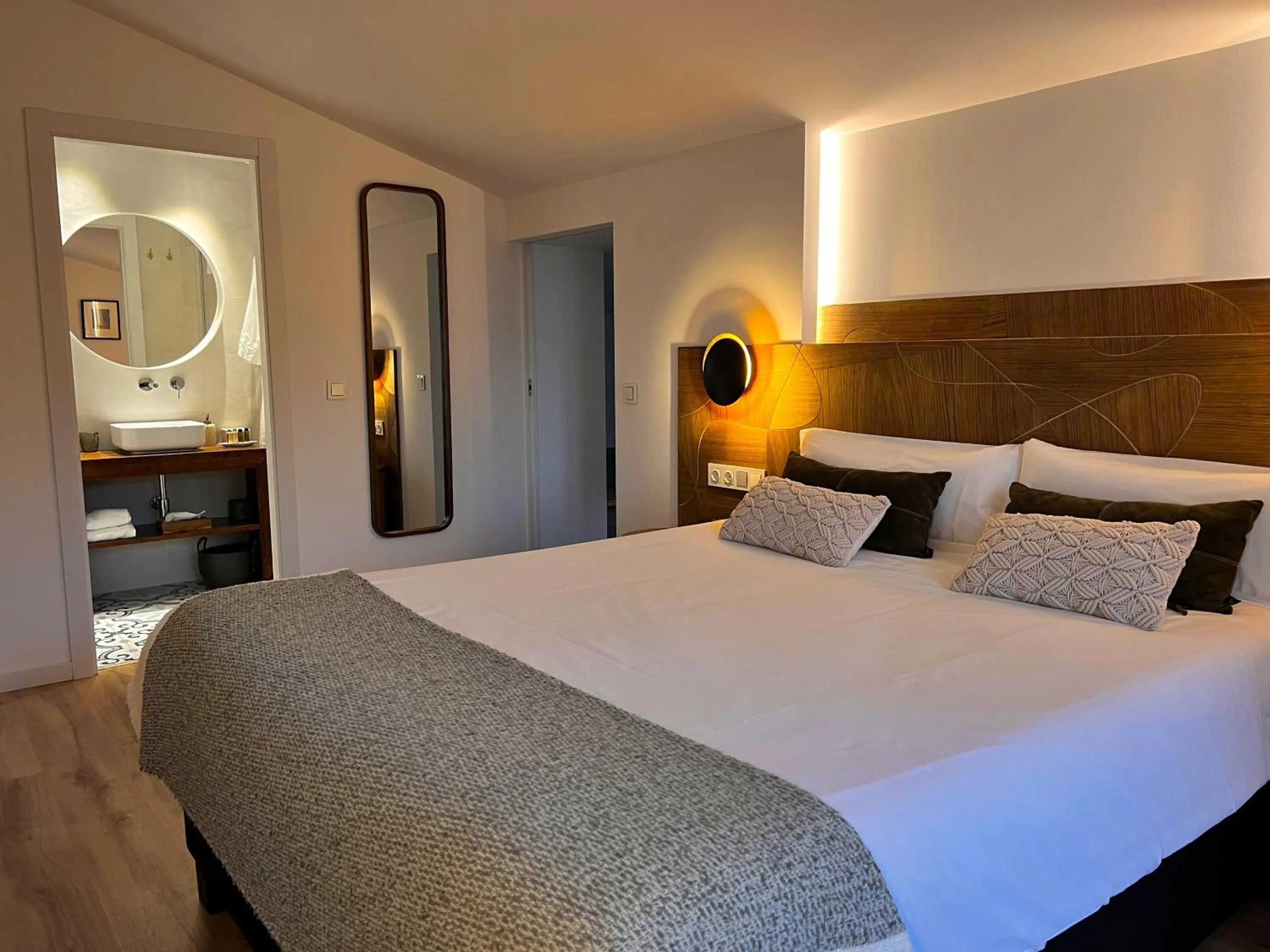 Bedroom, Bed in Hostal del vino LA COSTERA