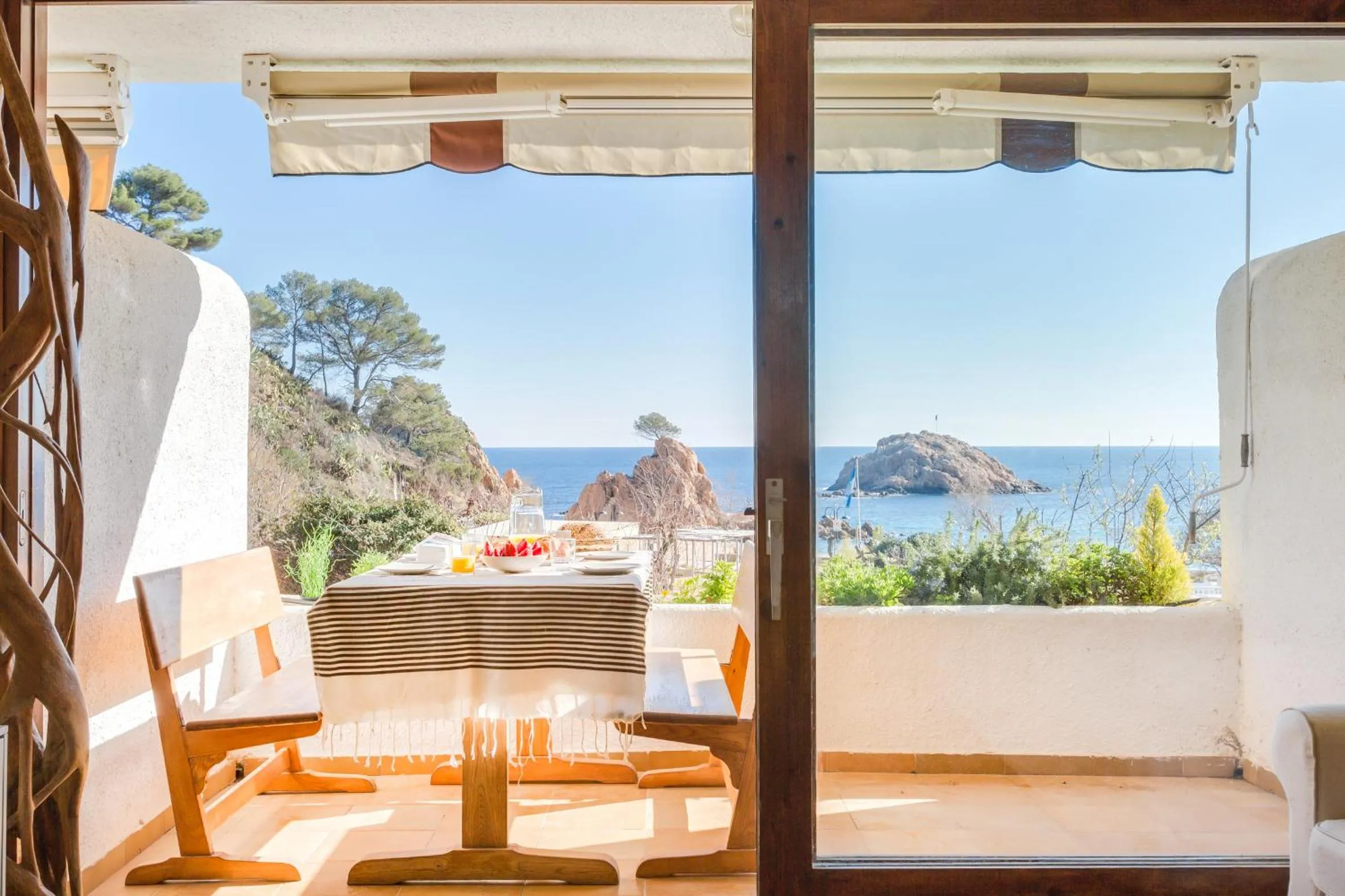 Lets Holidays garden house in front of the beach