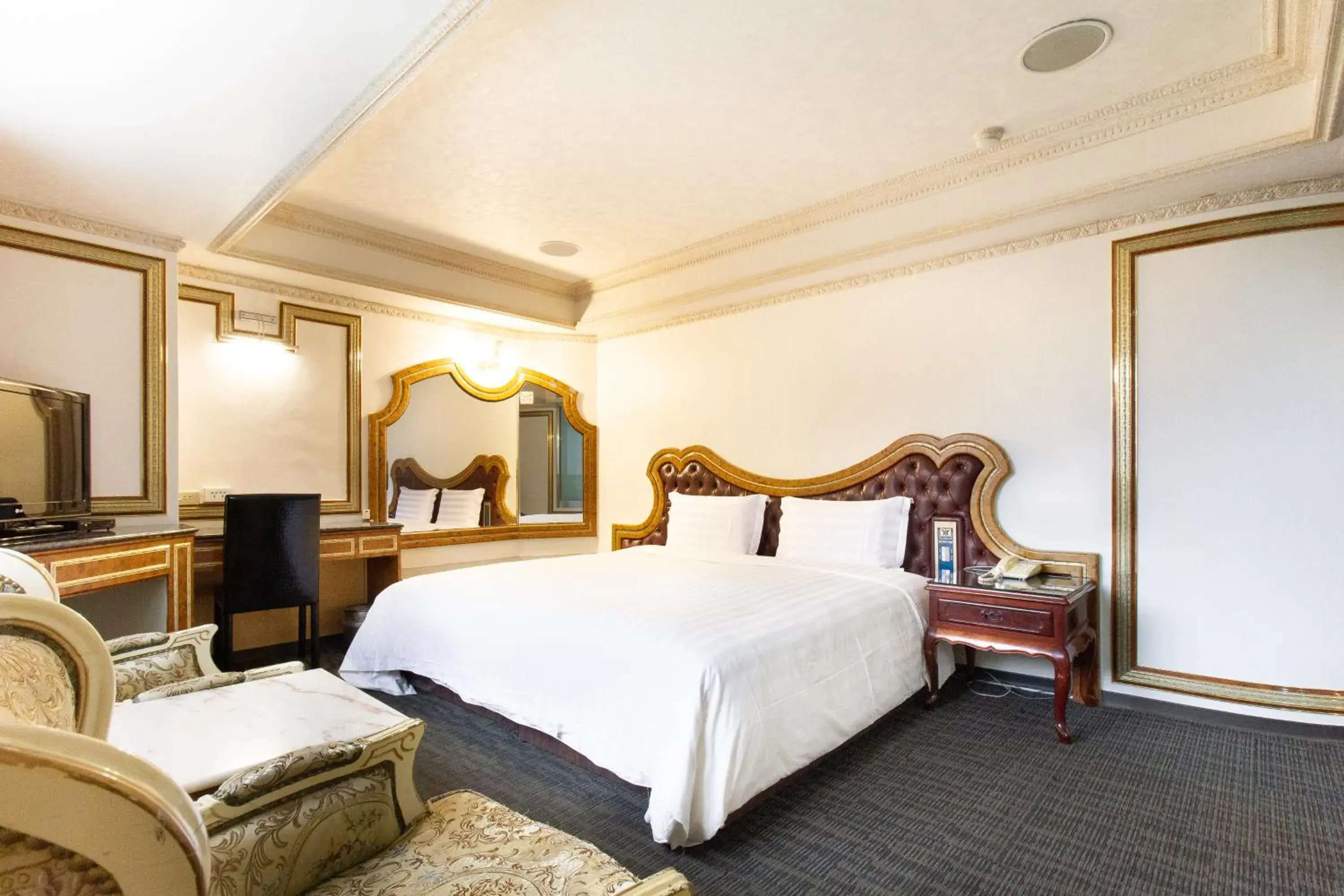 Photo of the whole room, Bed in Baron's Hot Spring Hotel