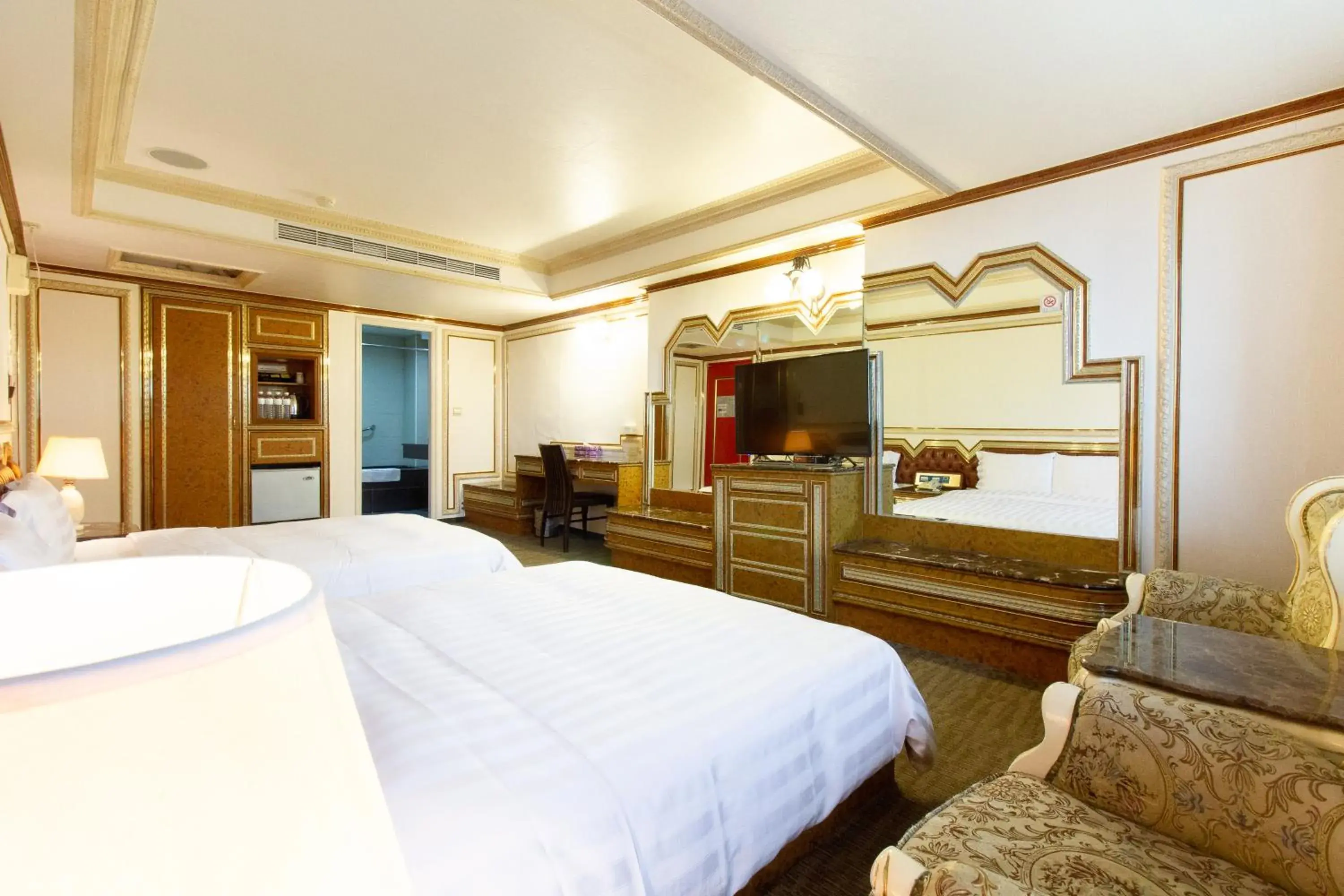 Photo of the whole room, Bed in Baron's Hot Spring Hotel