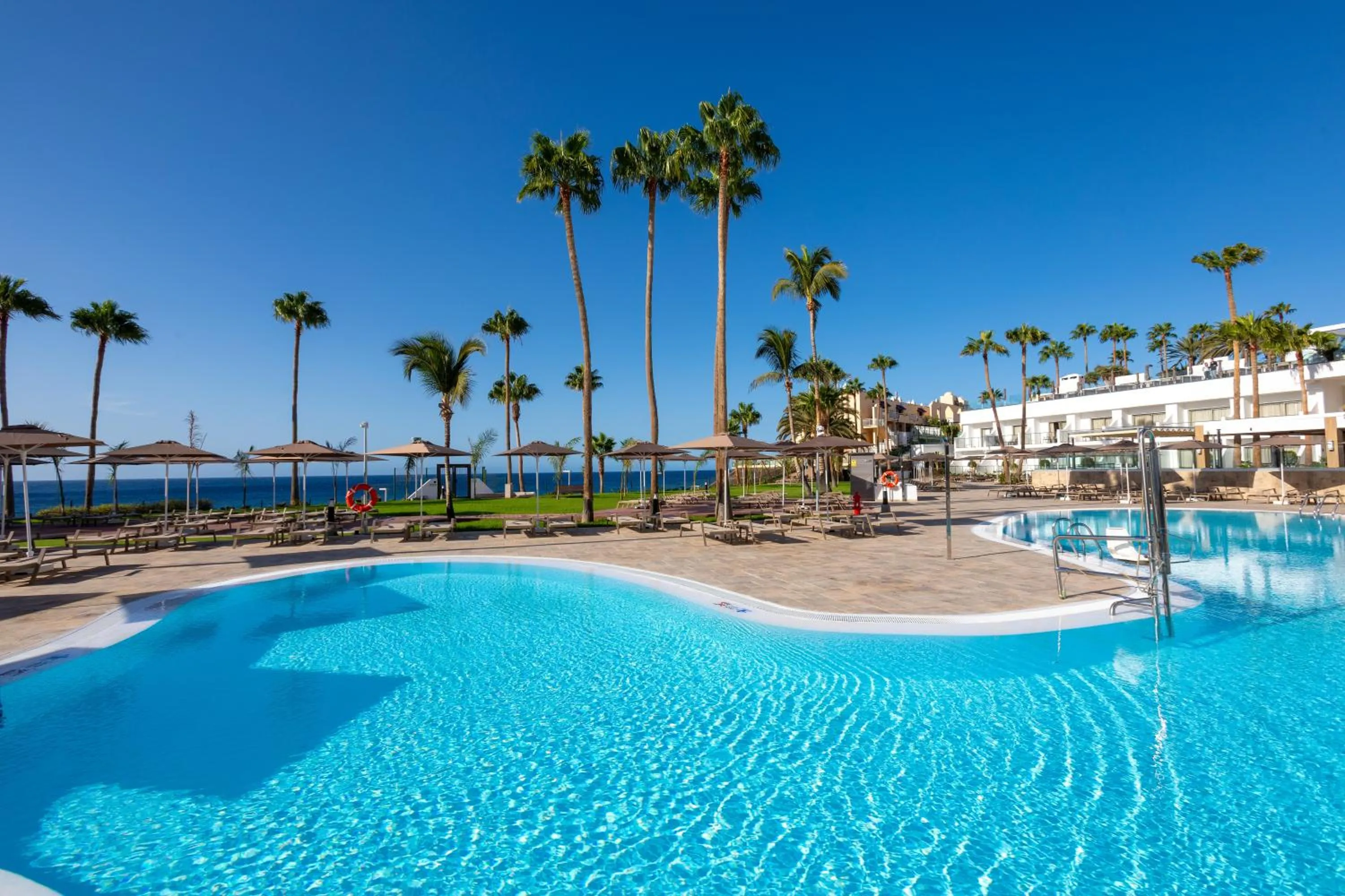 Swimming pool in Hotel Riu Palace Calypso - Adults Only