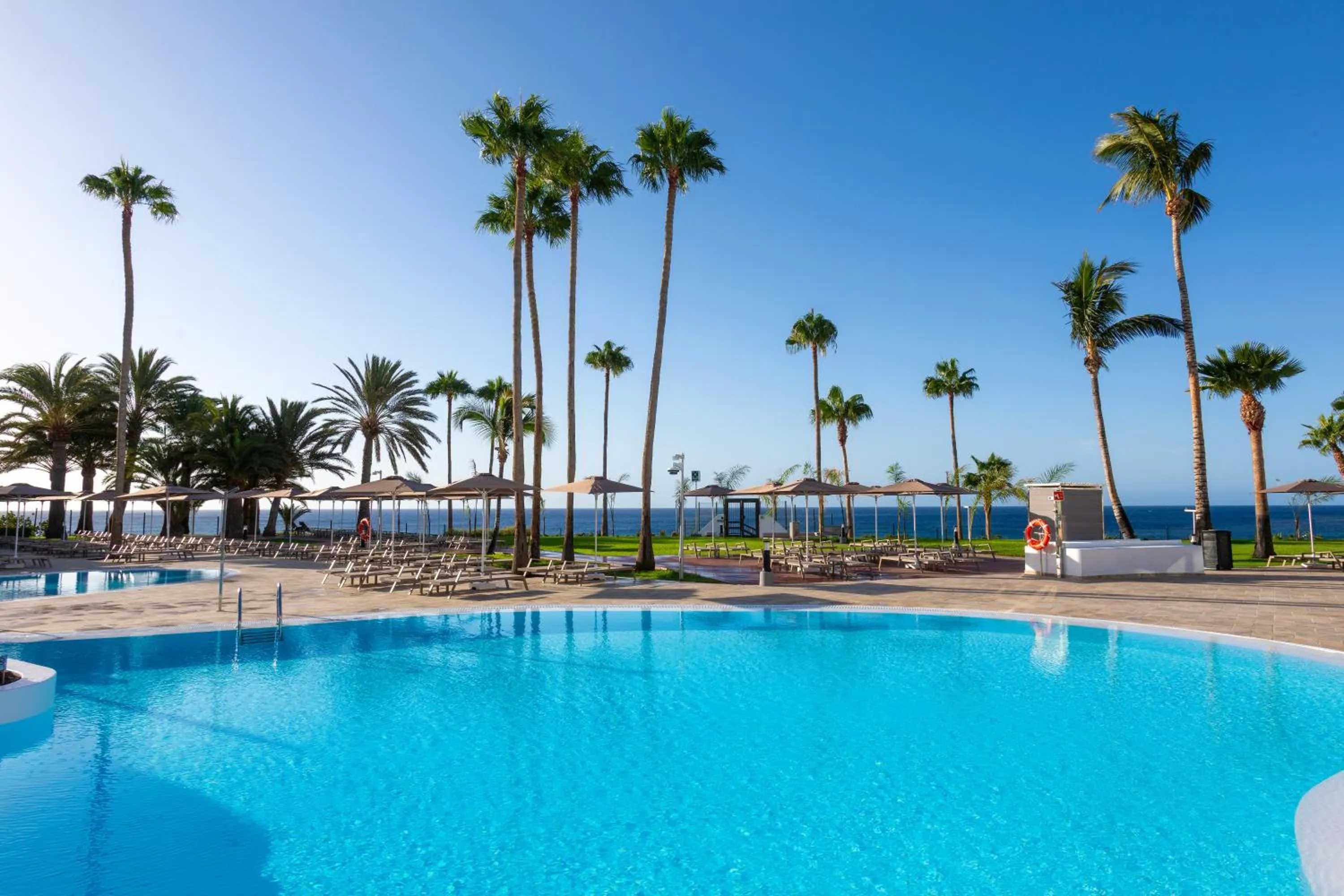Swimming pool in Hotel Riu Palace Calypso - Adults Only