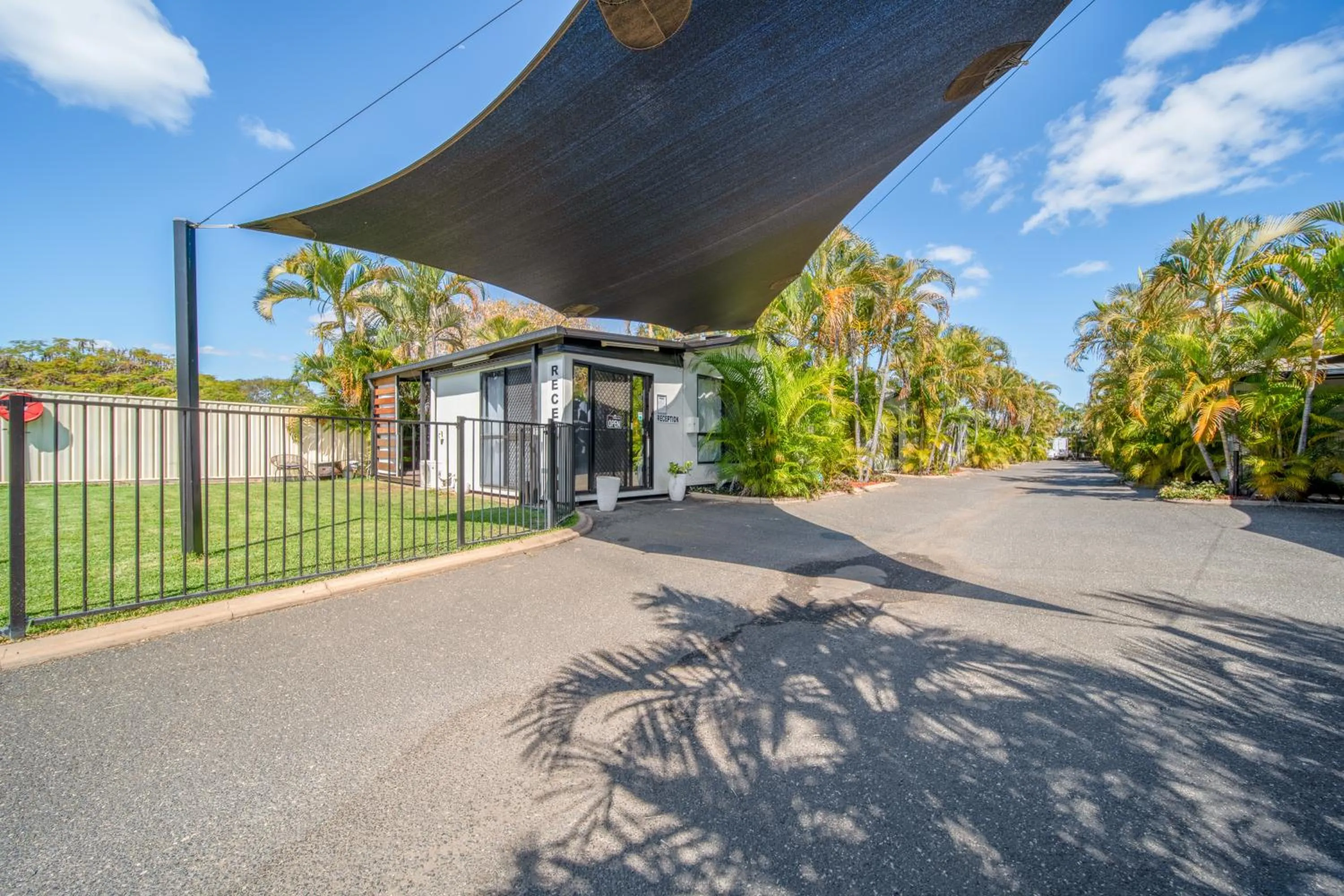 Facade/entrance in Emerald Motel Apartments