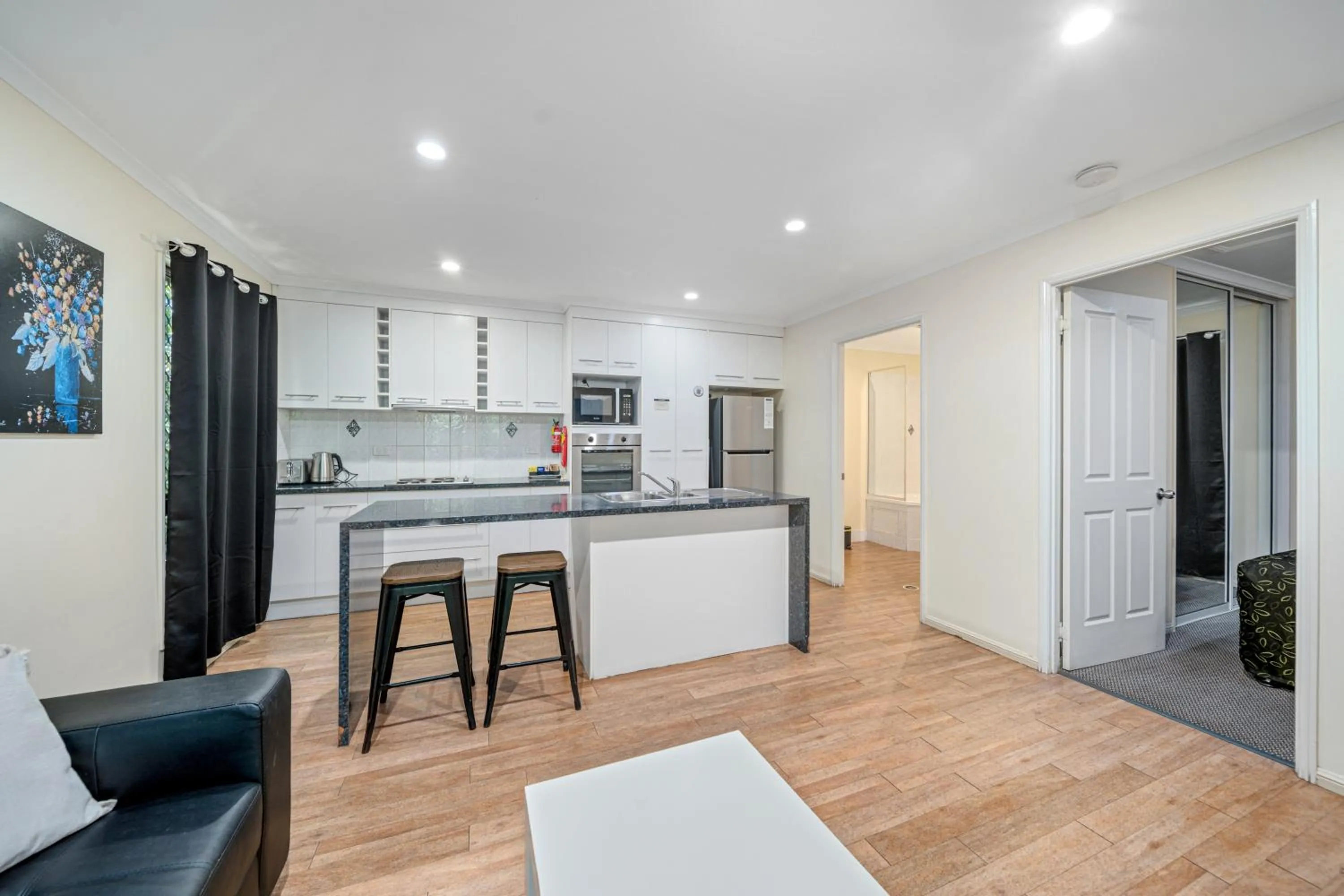 Kitchen or kitchenette in Emerald Motel Apartments