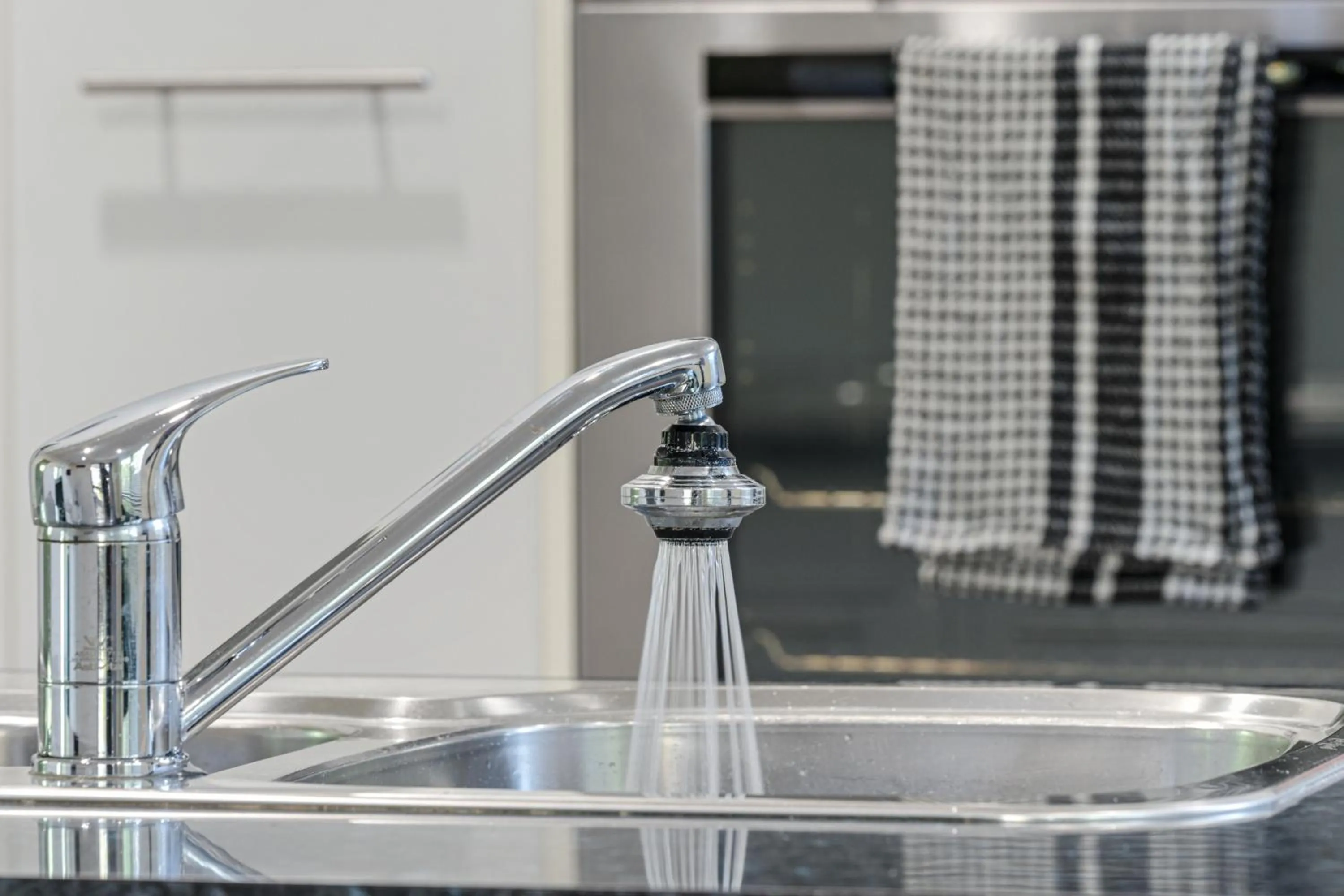 Kitchen or kitchenette in Emerald Motel Apartments