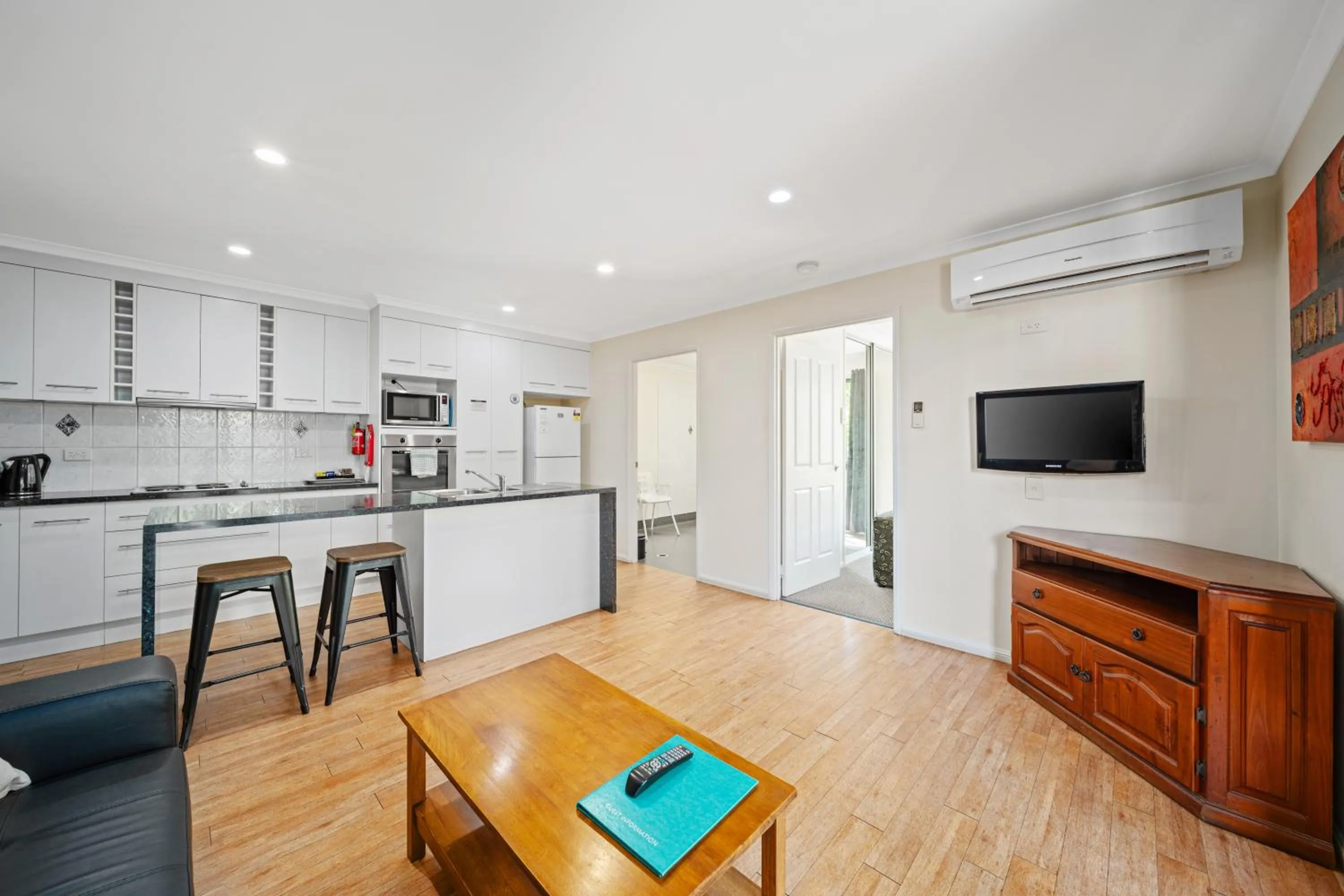 Dining area in Emerald Motel Apartments