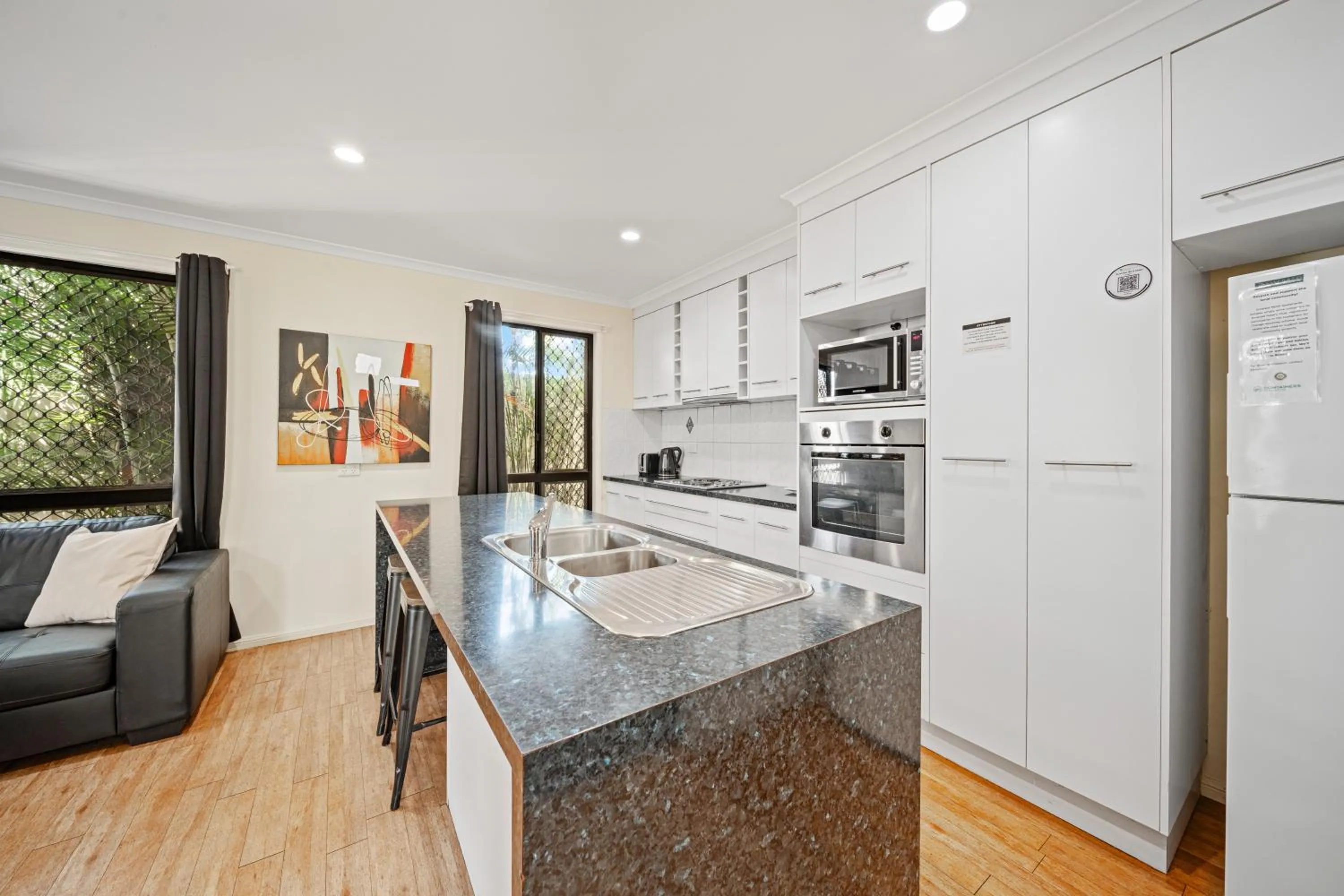 Kitchen or kitchenette in Emerald Motel Apartments