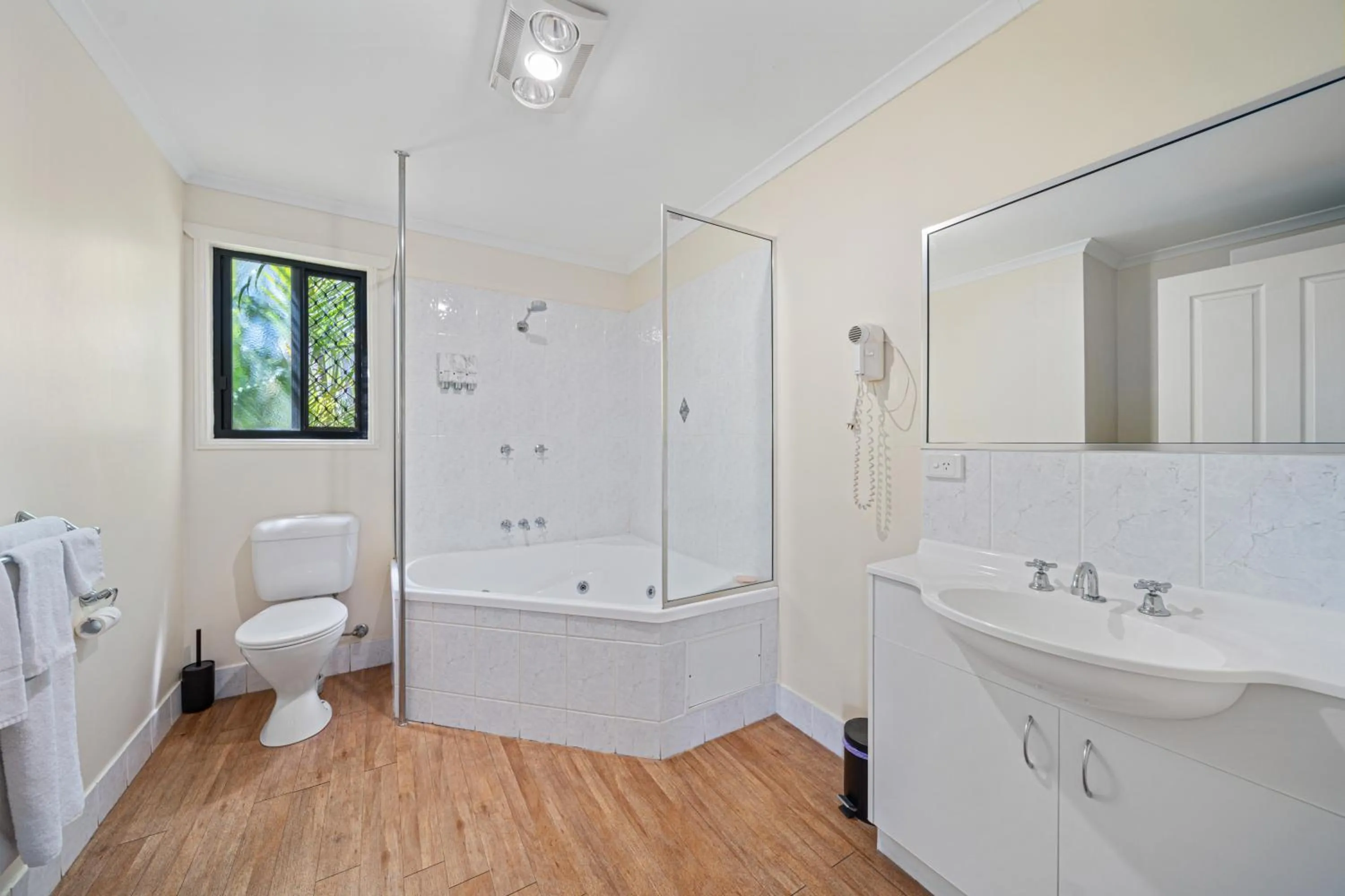 Toilet in Emerald Motel Apartments