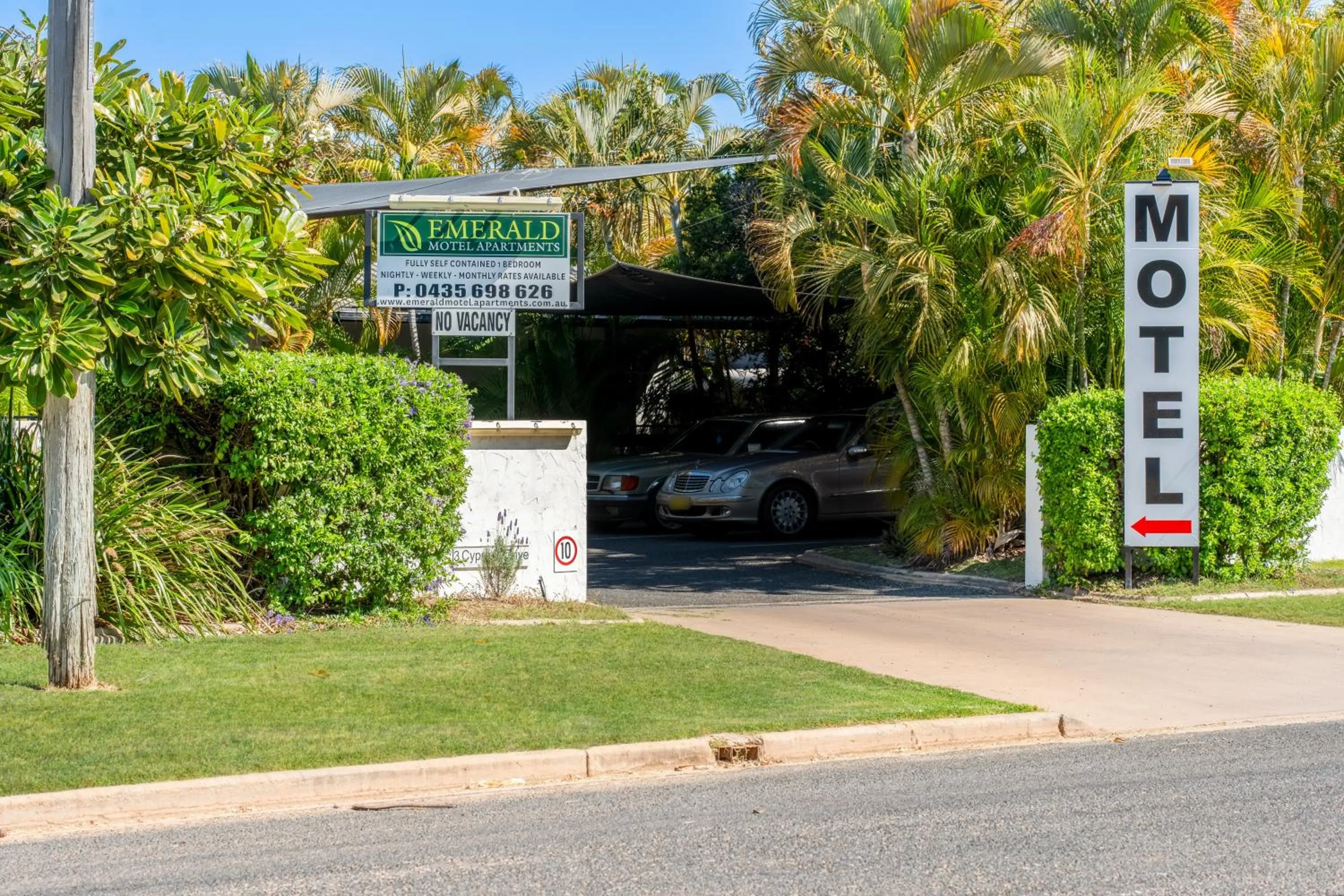 Facade/entrance in Emerald Motel Apartments