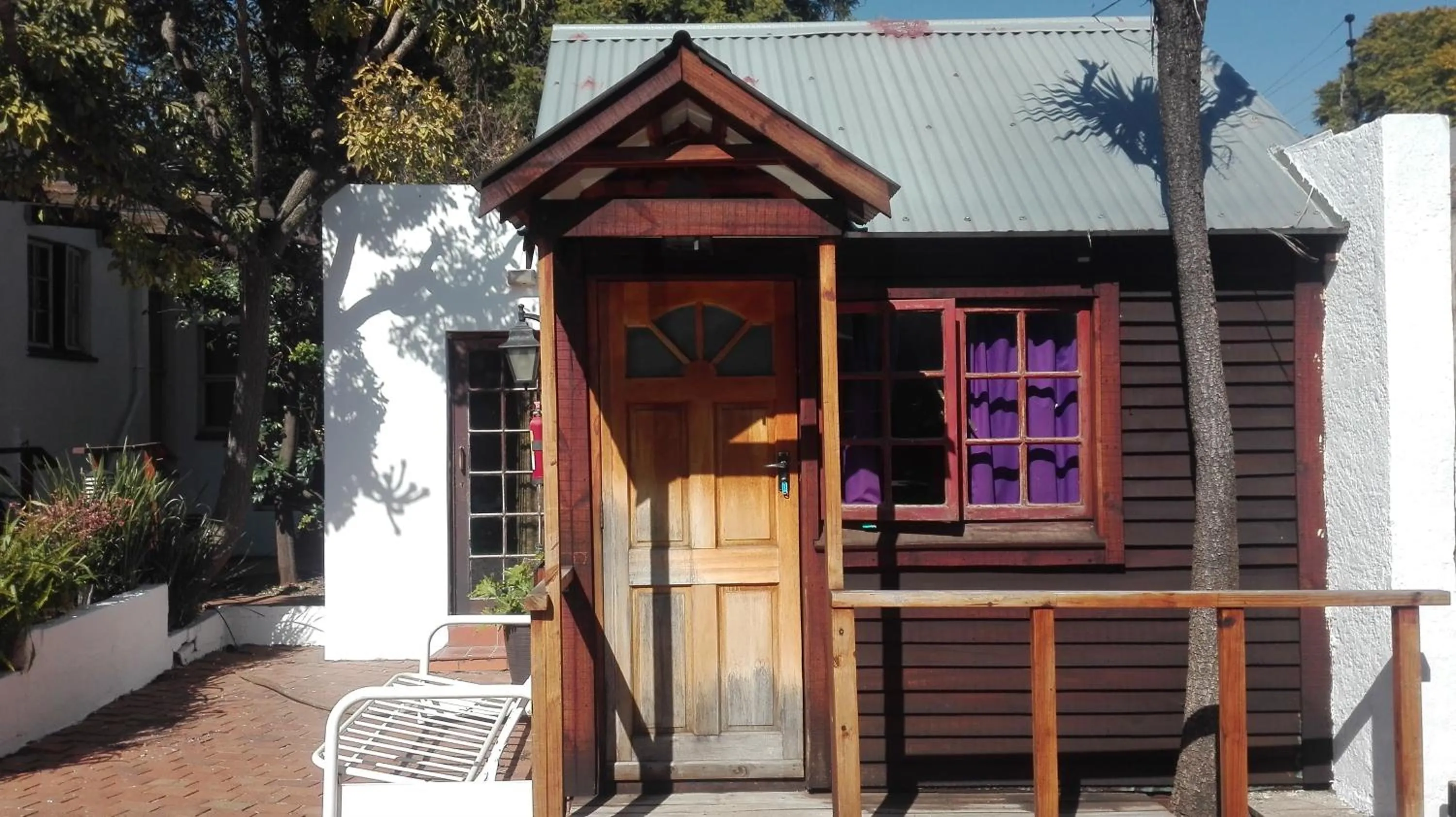 Photo of the whole room in Melville House