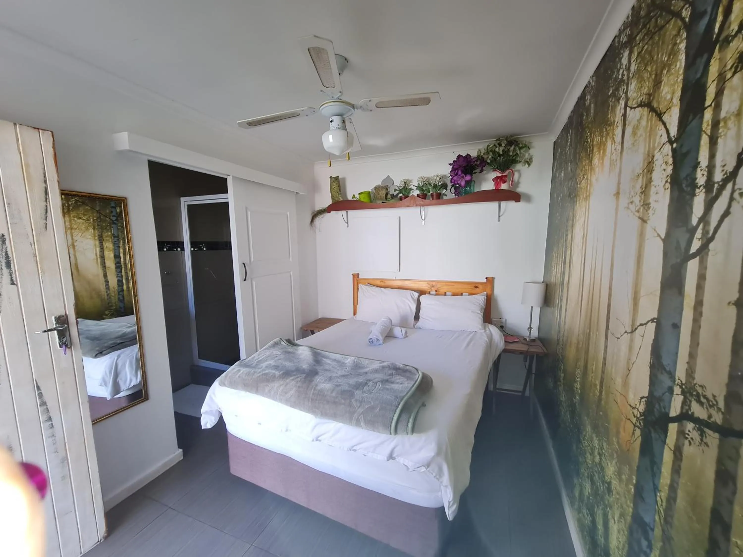 Photo of the whole room, Bed in Melville House