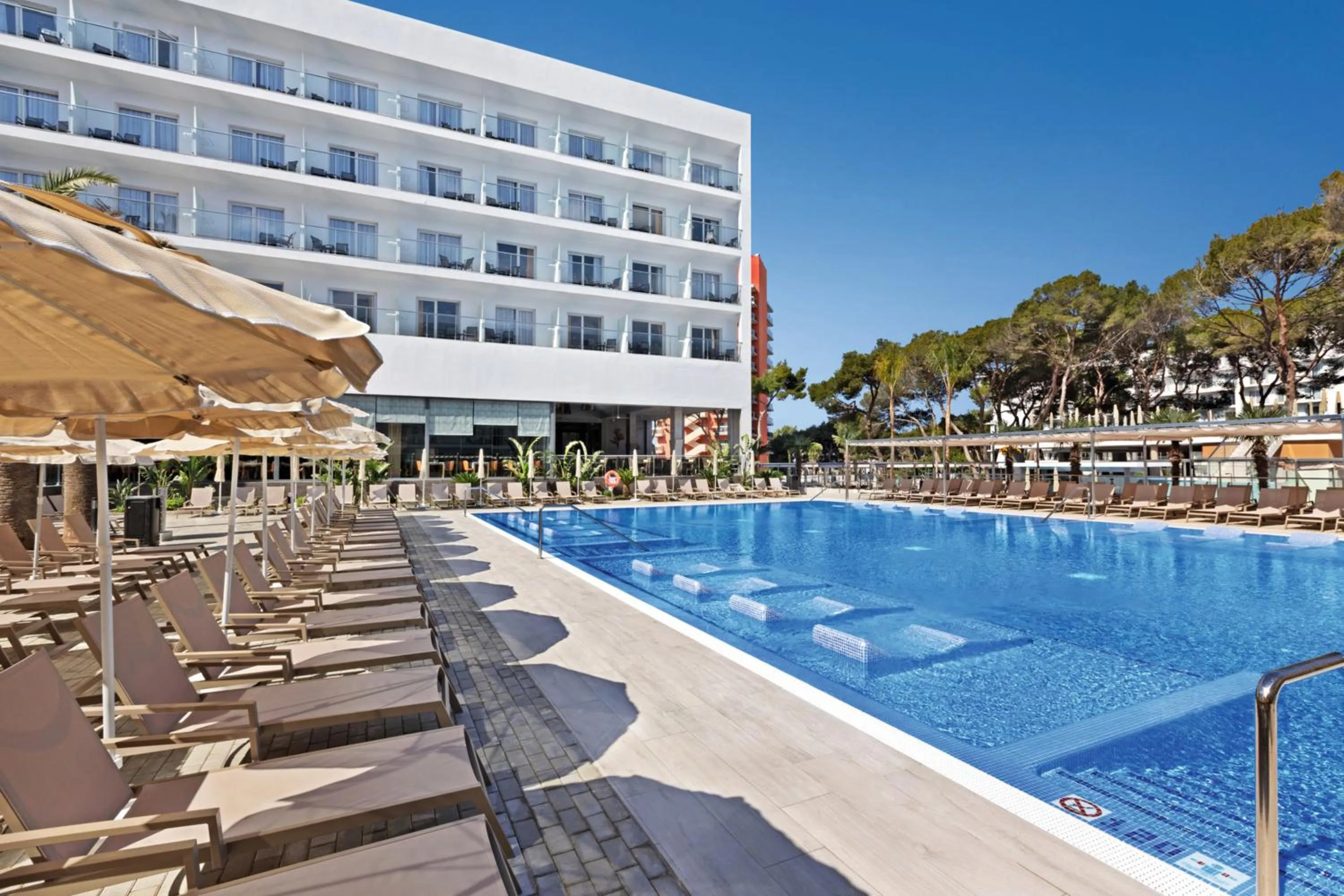 Swimming pool in Hotel Riu Playa Park - 0'0 All Inclusive