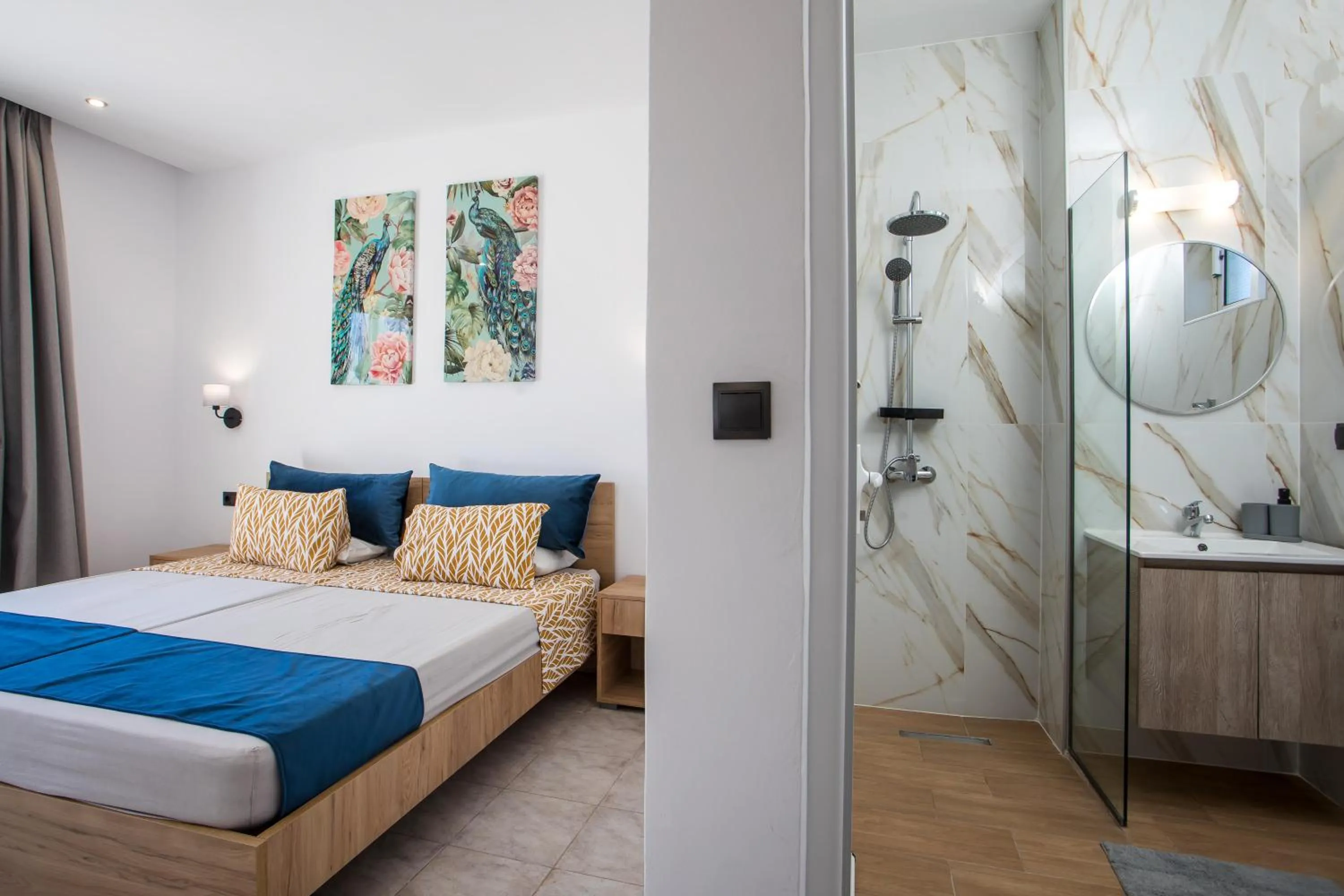 Shower, Bed in Lisabeth Apartments