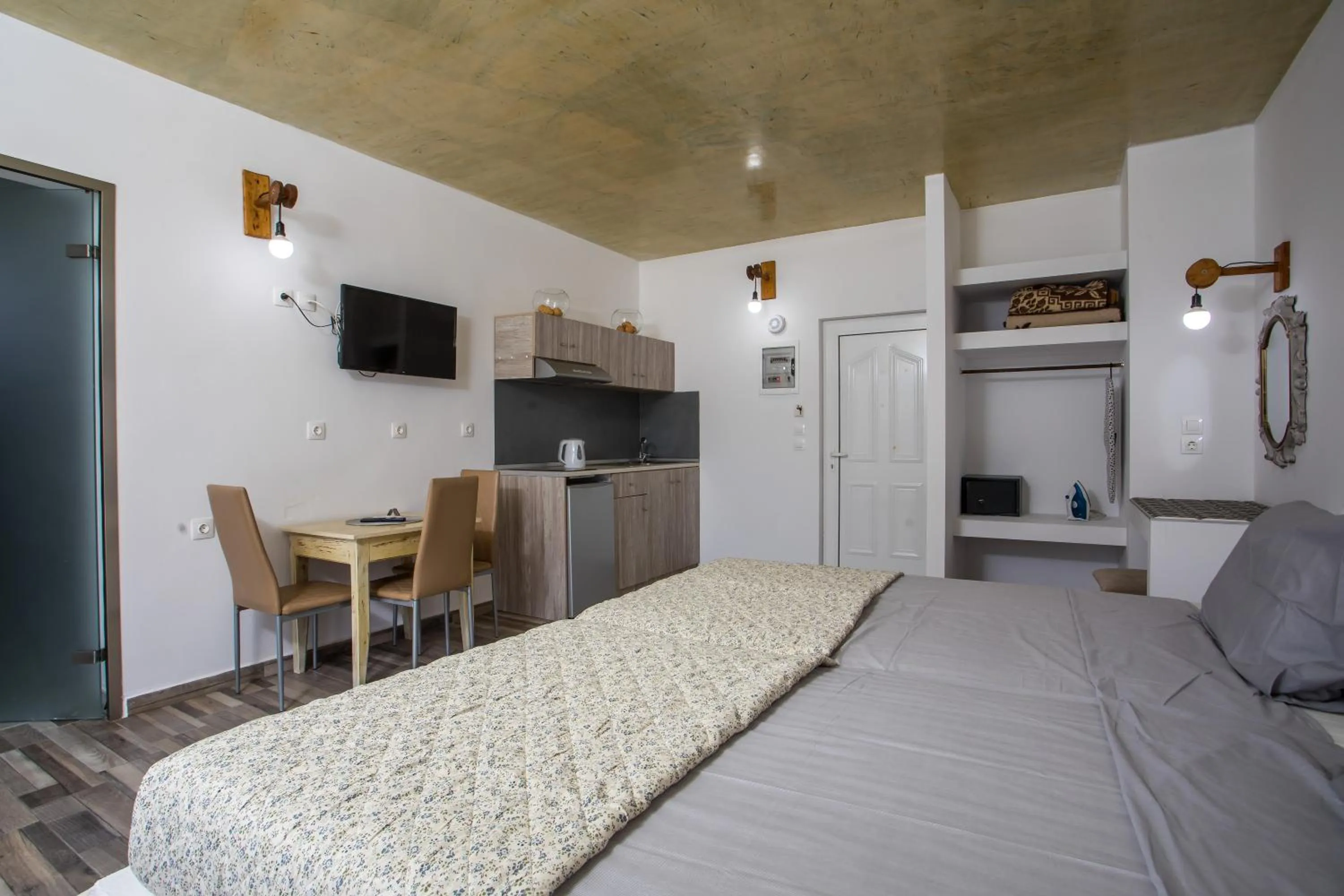 Bed in Lisabeth Apartments