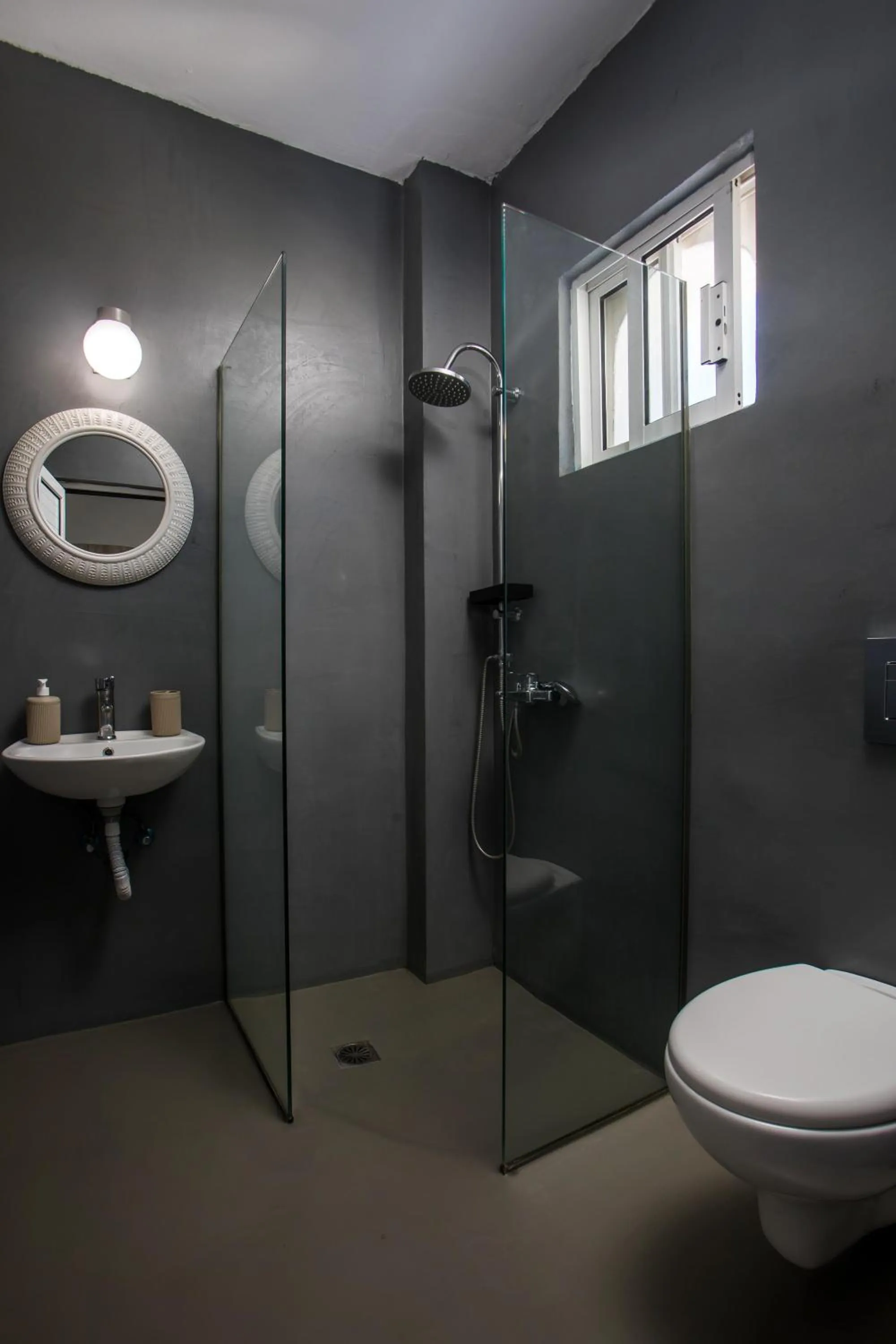 Shower in Lisabeth Apartments