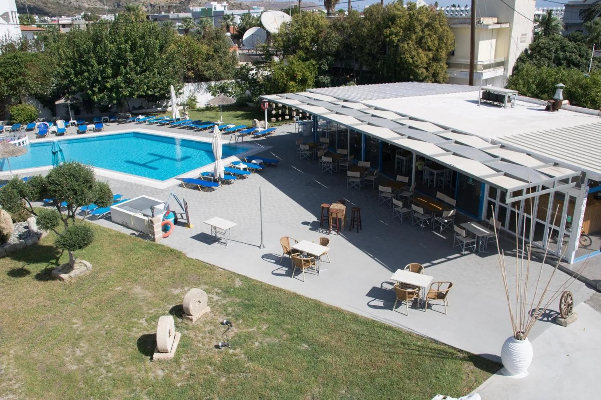 Restaurant/places to eat in Lisabeth Apartments