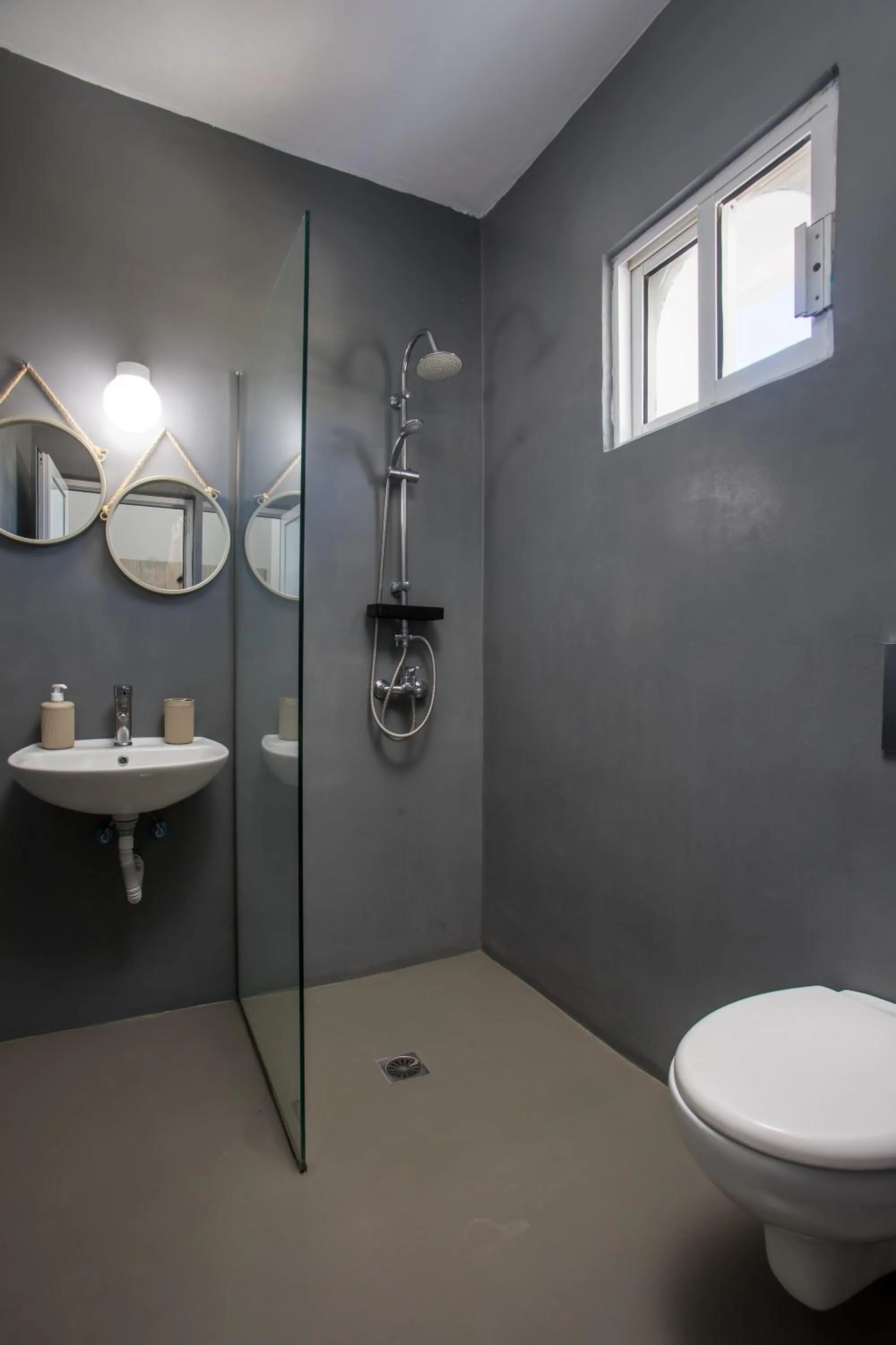 Shower in Lisabeth Apartments