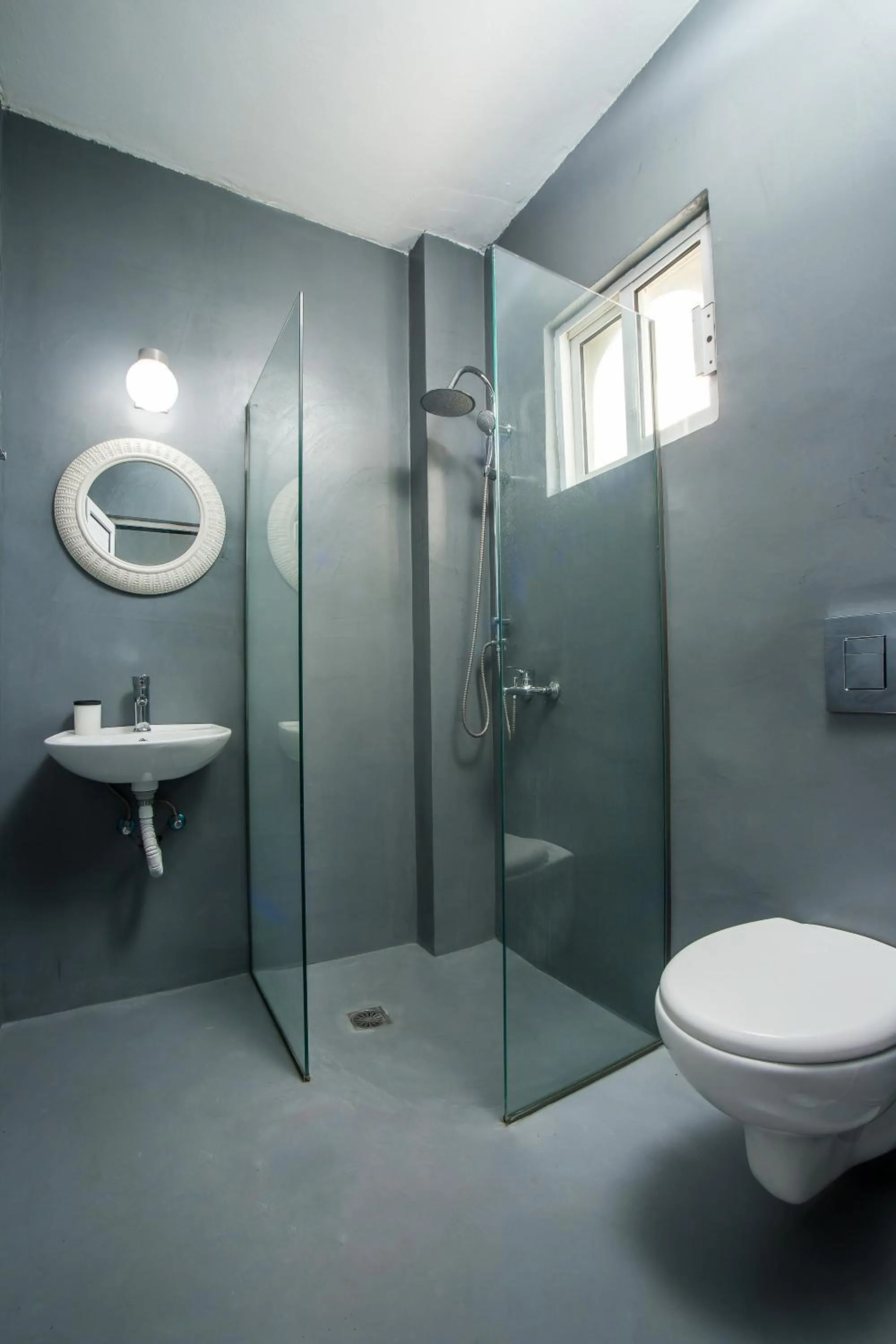 Shower in Lisabeth Apartments