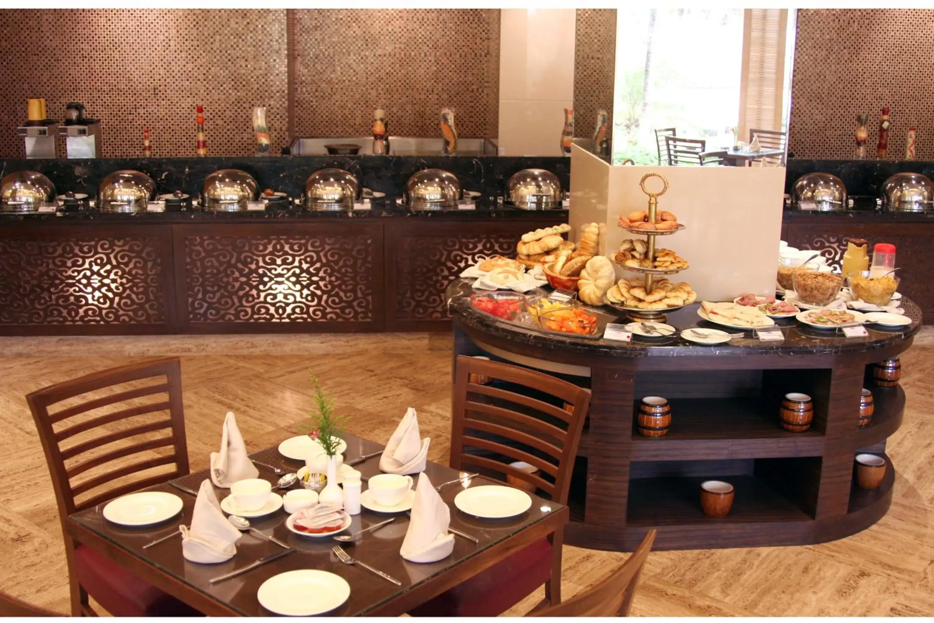 Restaurant/places to eat in The Retreat Hotel & Convention Centre Restaurant/places to eat in The Retreat Hotel & Convention Centre