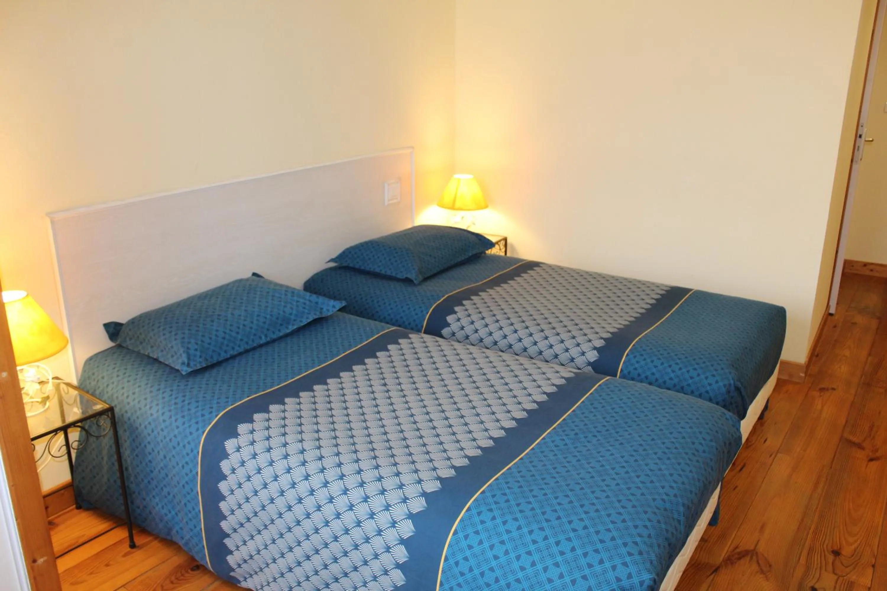 Photo of the whole room, Bed in COMME UN COQ EN PÂTE