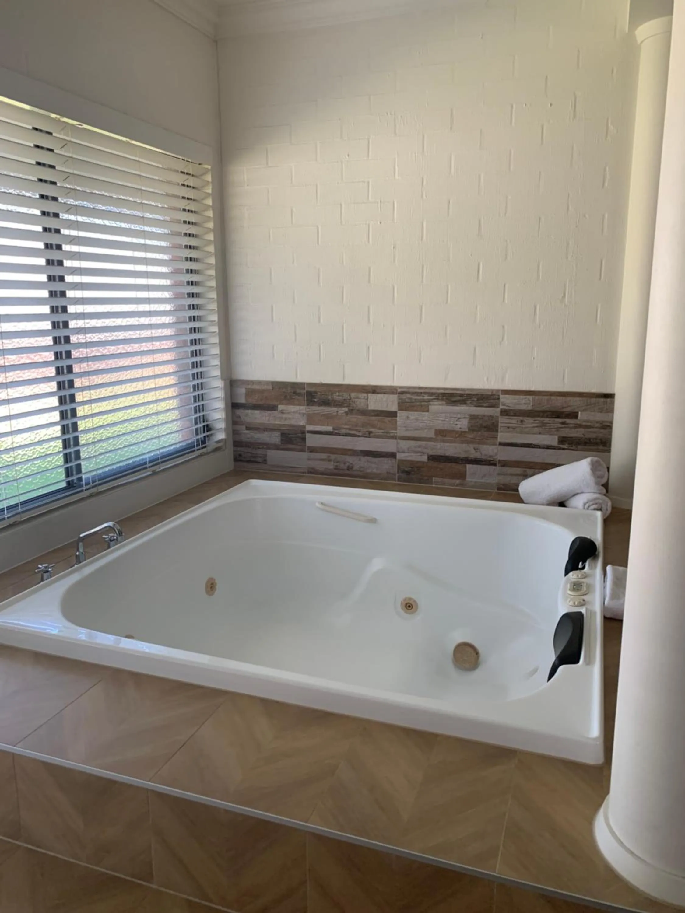 Bath in Blazing Stump Motel & Suites