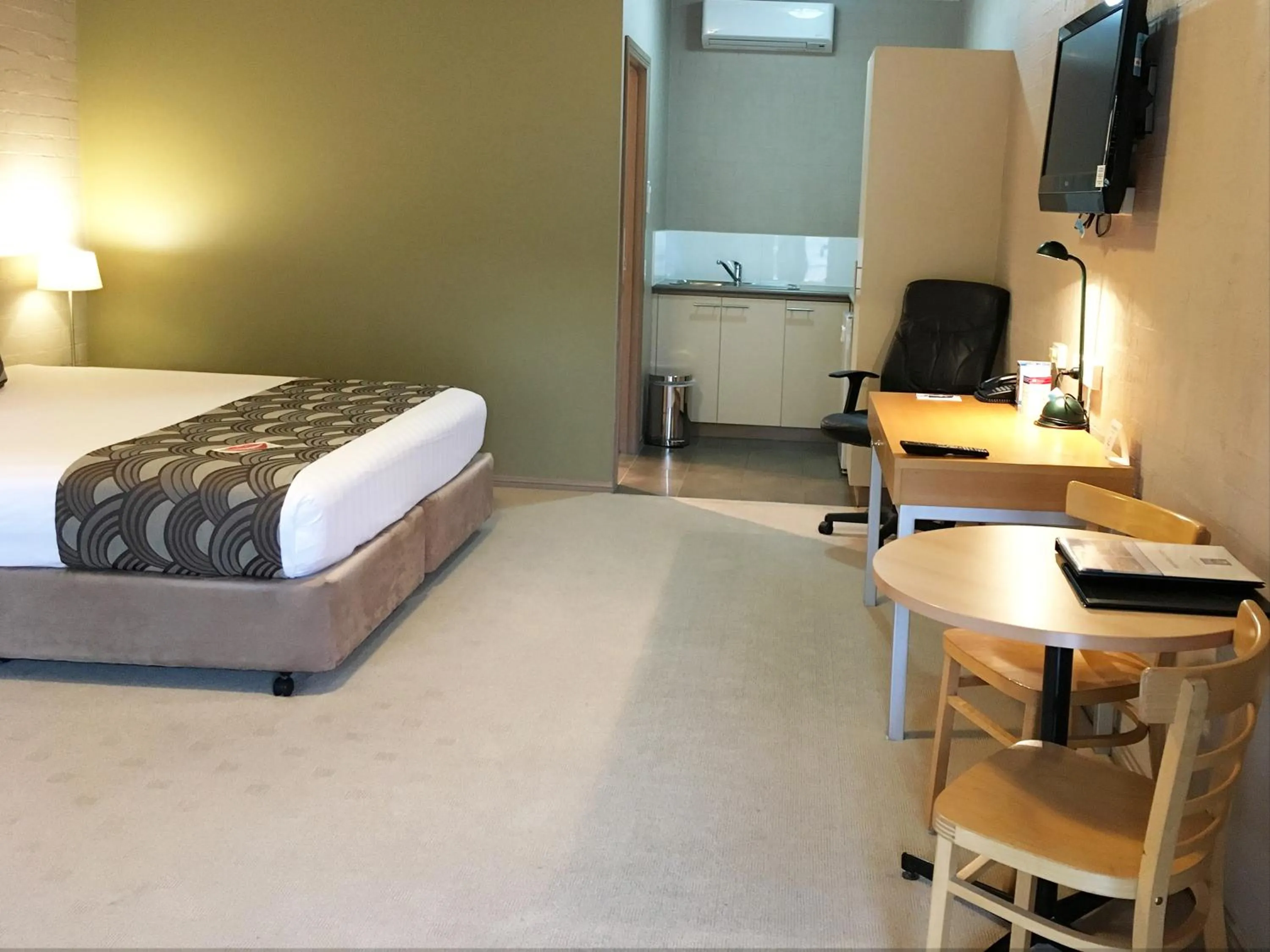 TV and multimedia, Bed in Blazing Stump Motel & Suites