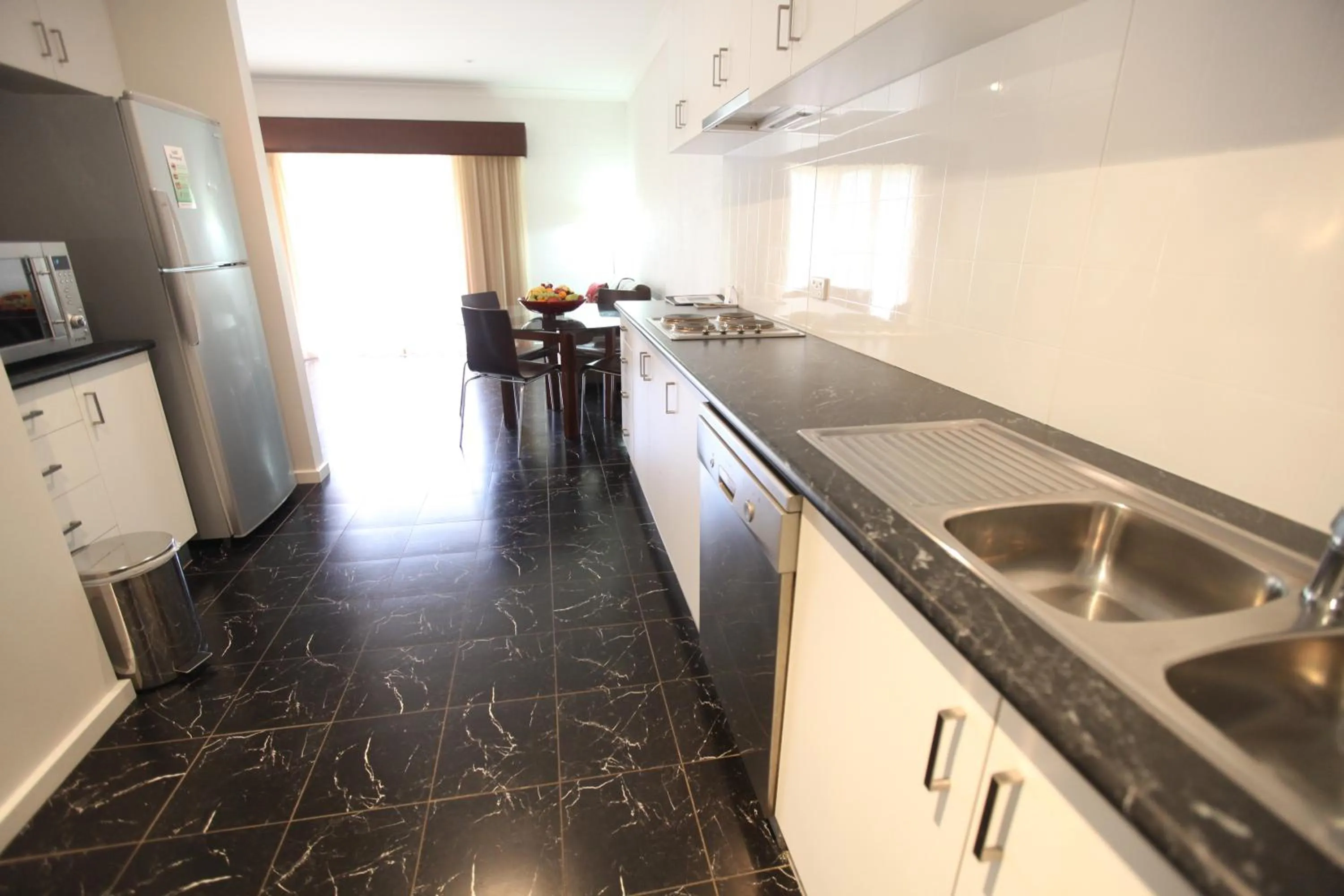 Kitchen or kitchenette in Blazing Stump Motel & Suites