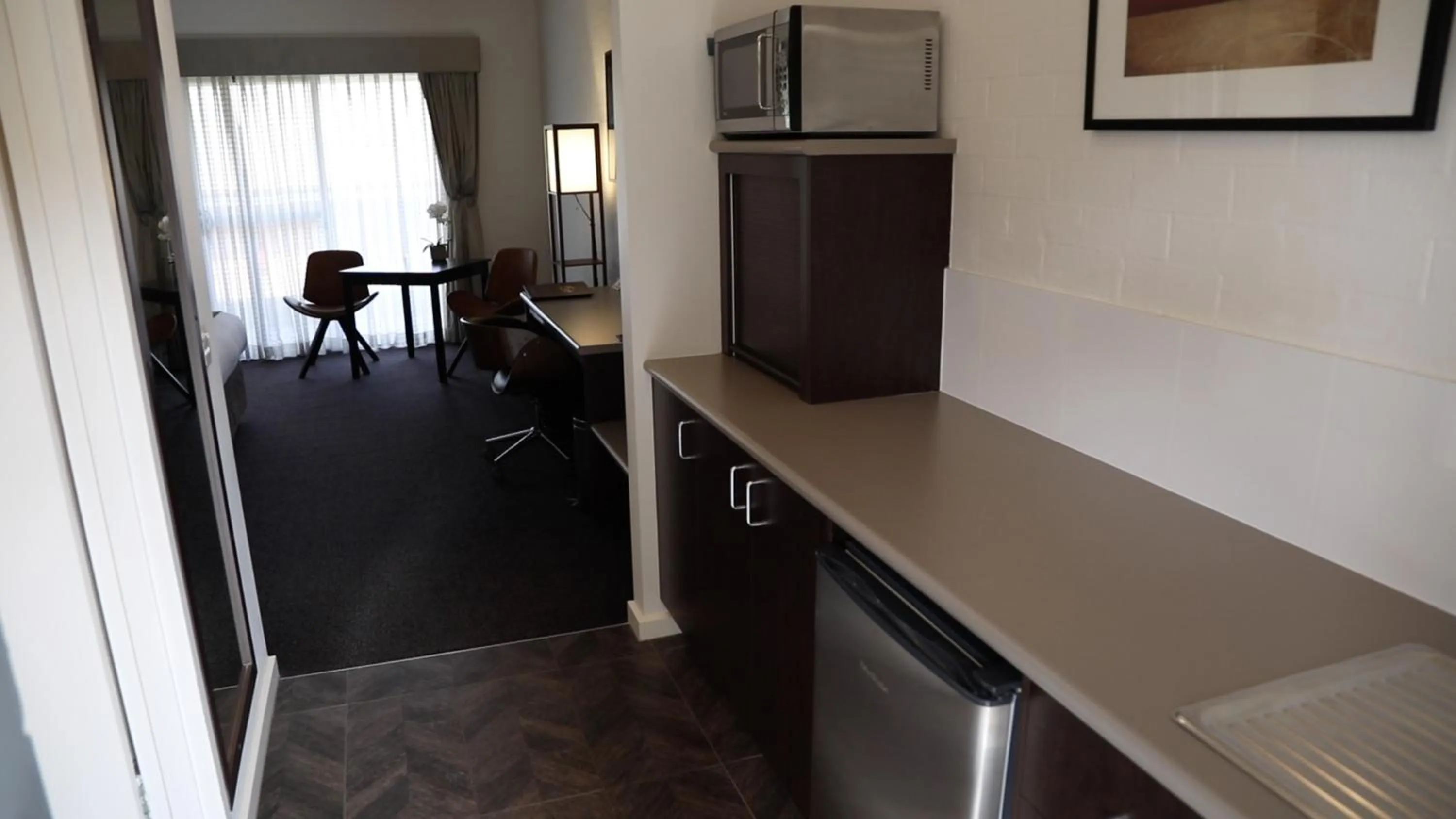 Kitchen or kitchenette in Blazing Stump Motel & Suites