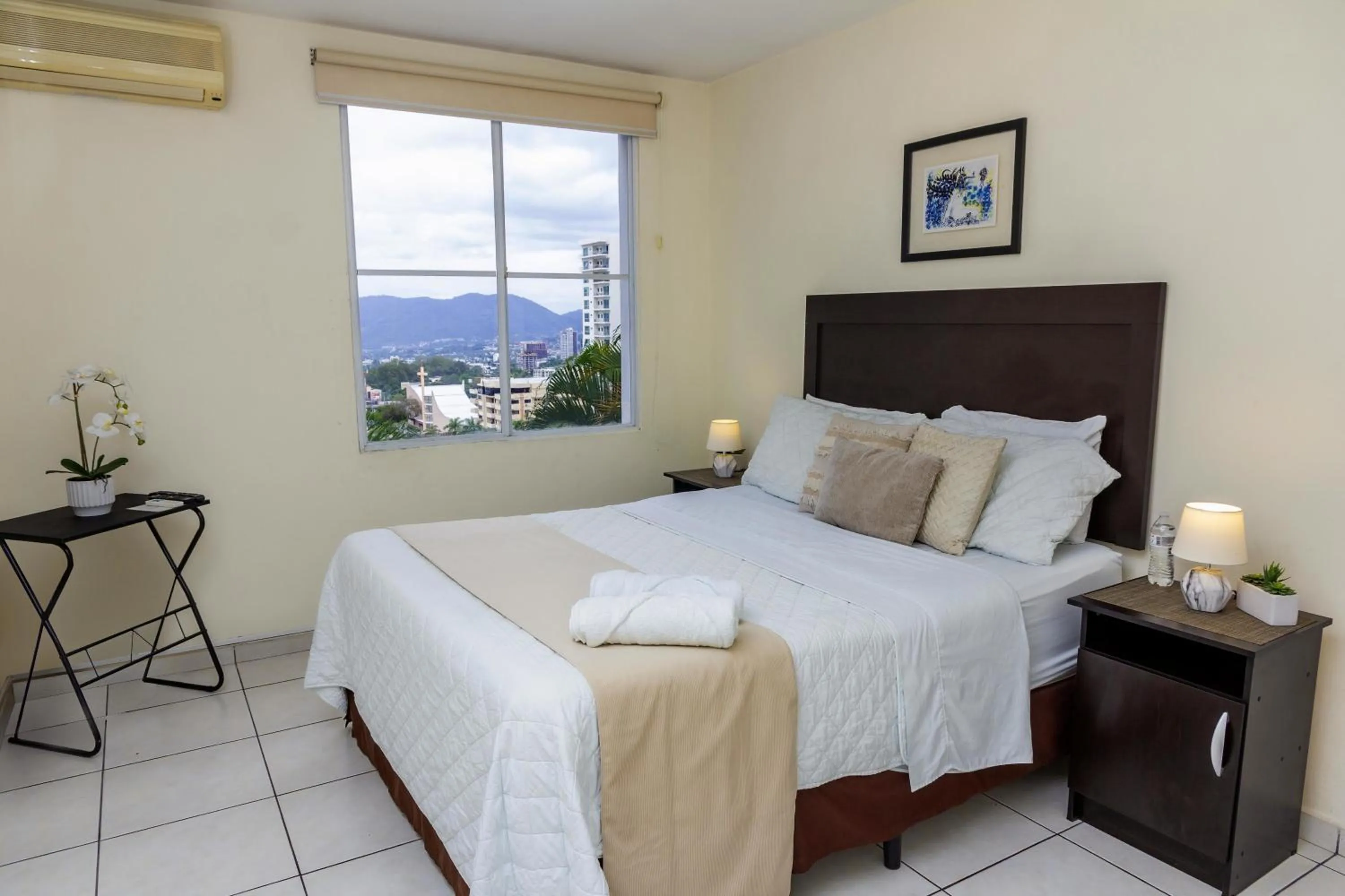 Luxury Modrn Apartment, w/amazing view, 3BR,Escalon,Exclus,Secur