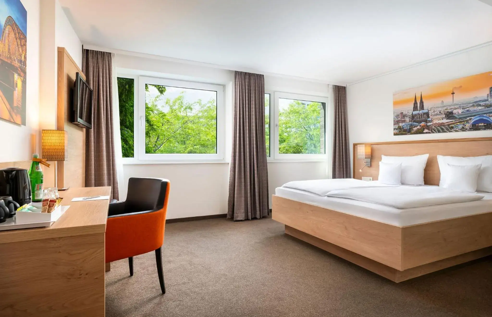 Photo of the whole room, Bed in Stadthotel am Römerturm Photo of the whole room, Bed in Stadthotel am Römerturm