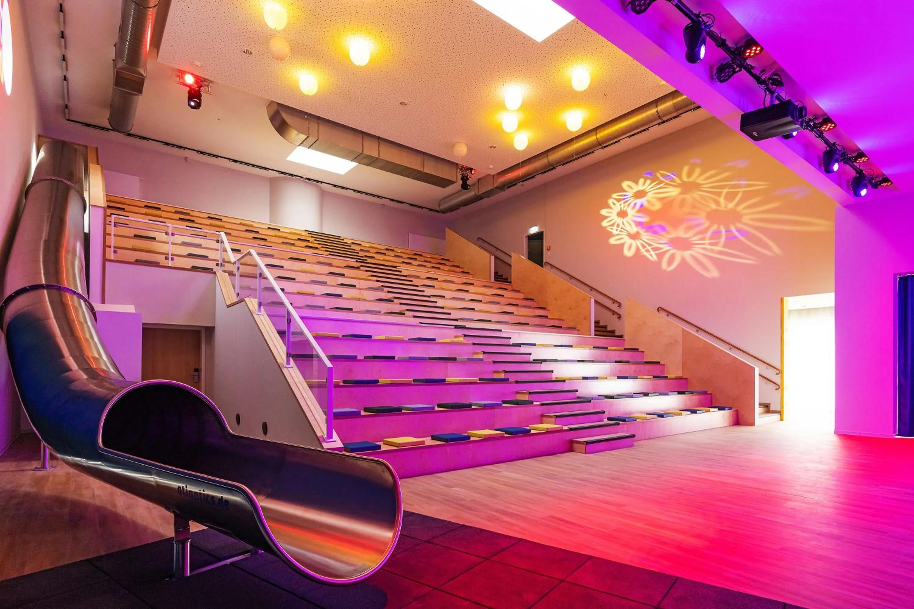 Entertainment in TUI SUNEO Kinderresort Ihr entspannter Familienurlaub mit Abenteuerspielplatz & der längsten Wasserrutsche im deutschen Teil der Insel Usedom