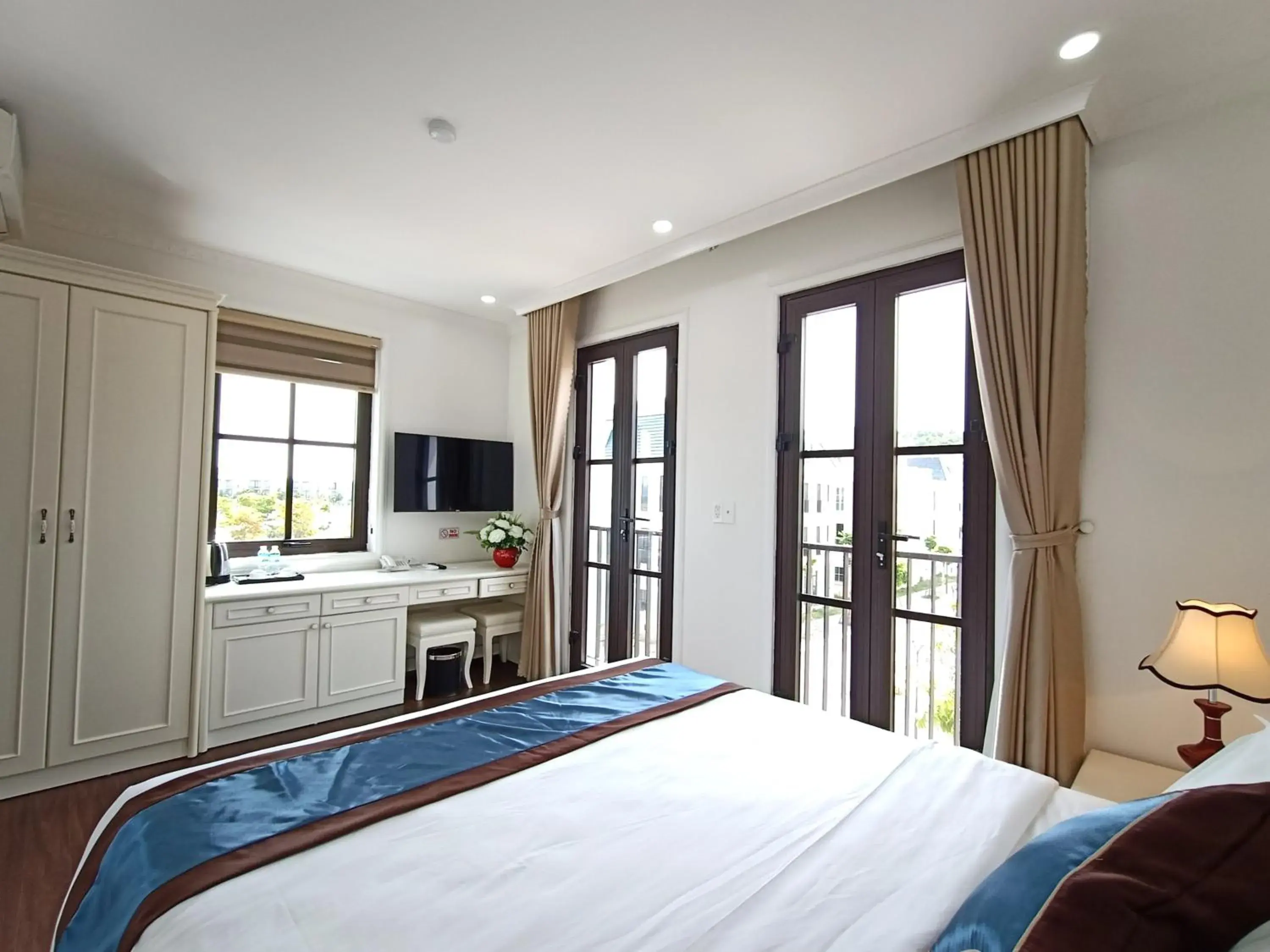 Deluxe Double Room in Khách sạn Time Lotus Hạ Long Deluxe Double Room in Khách sạn Time Lotus Hạ Long