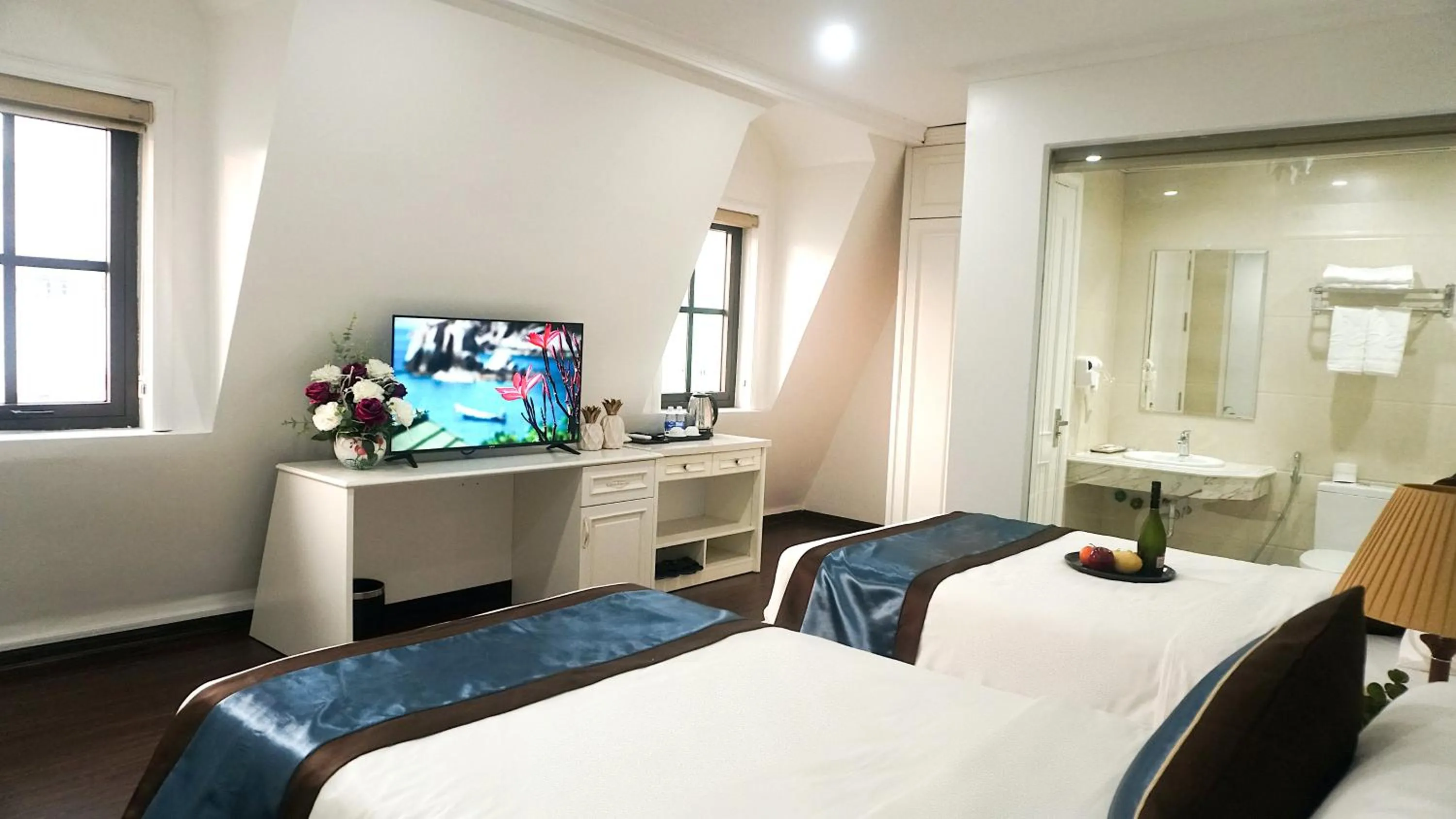 Photo of the whole room, Bed in Khách sạn Time Lotus Hạ Long