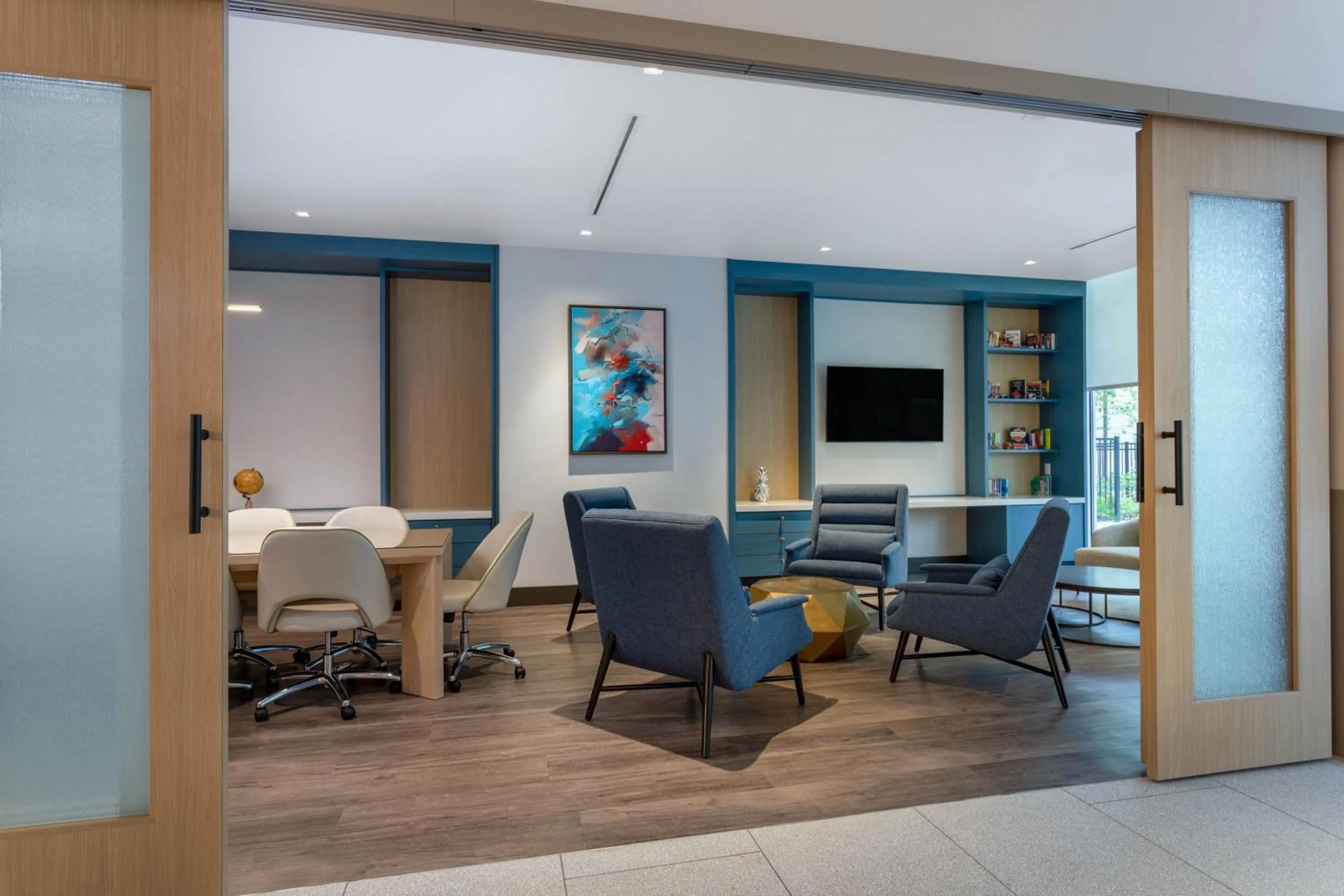 Communal lounge/ TV room in TRYP by Wyndham Orlando