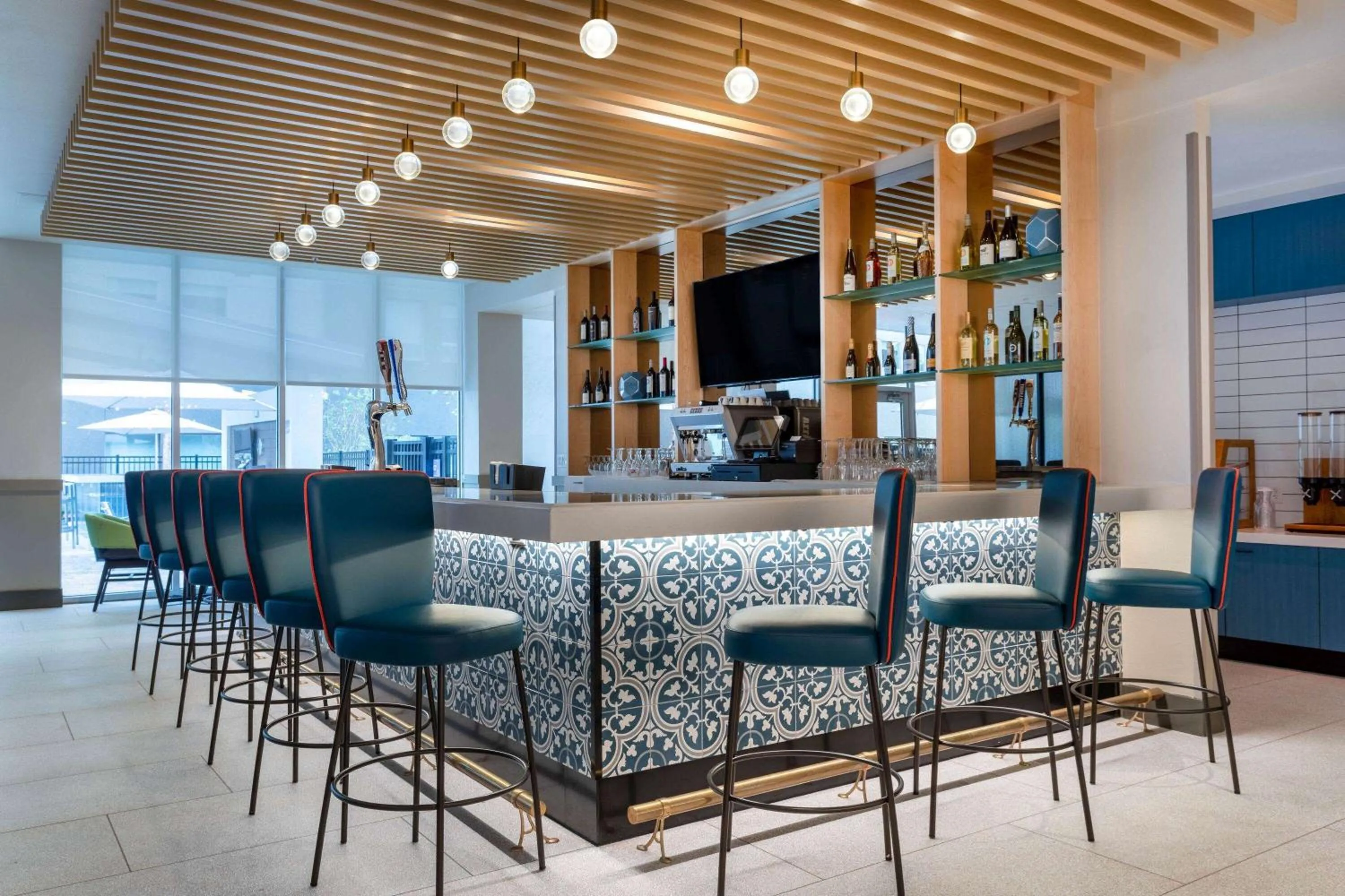 Lounge or bar in TRYP by Wyndham Orlando