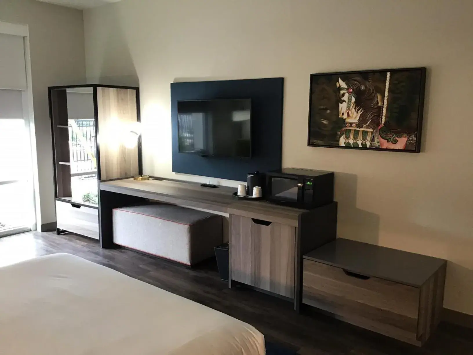 TV and multimedia, Bed in TRYP by Wyndham Orlando TV and multimedia, Bed in TRYP by Wyndham Orlando