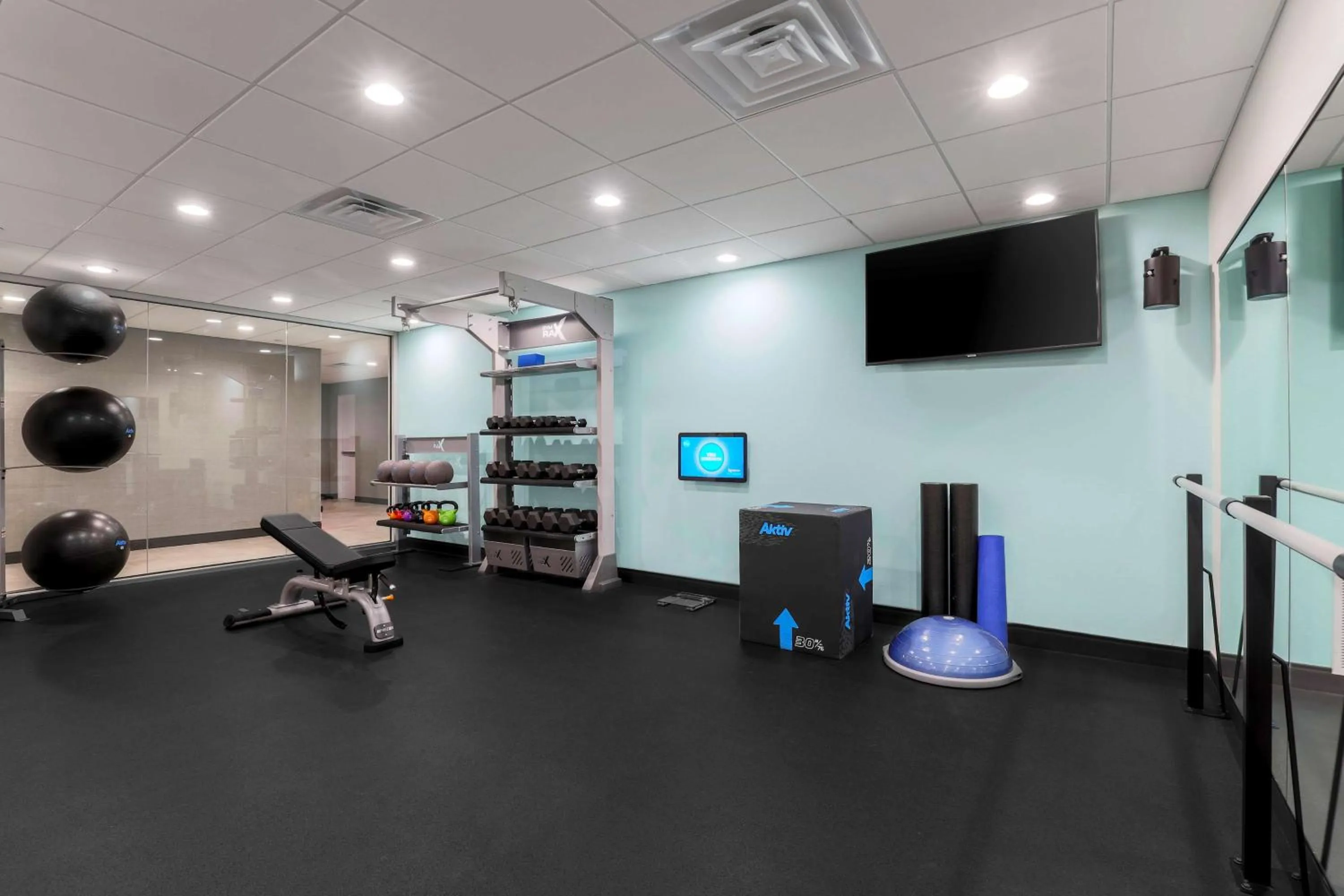 Fitness centre/facilities in Tru By Hilton Dallas Market Center
