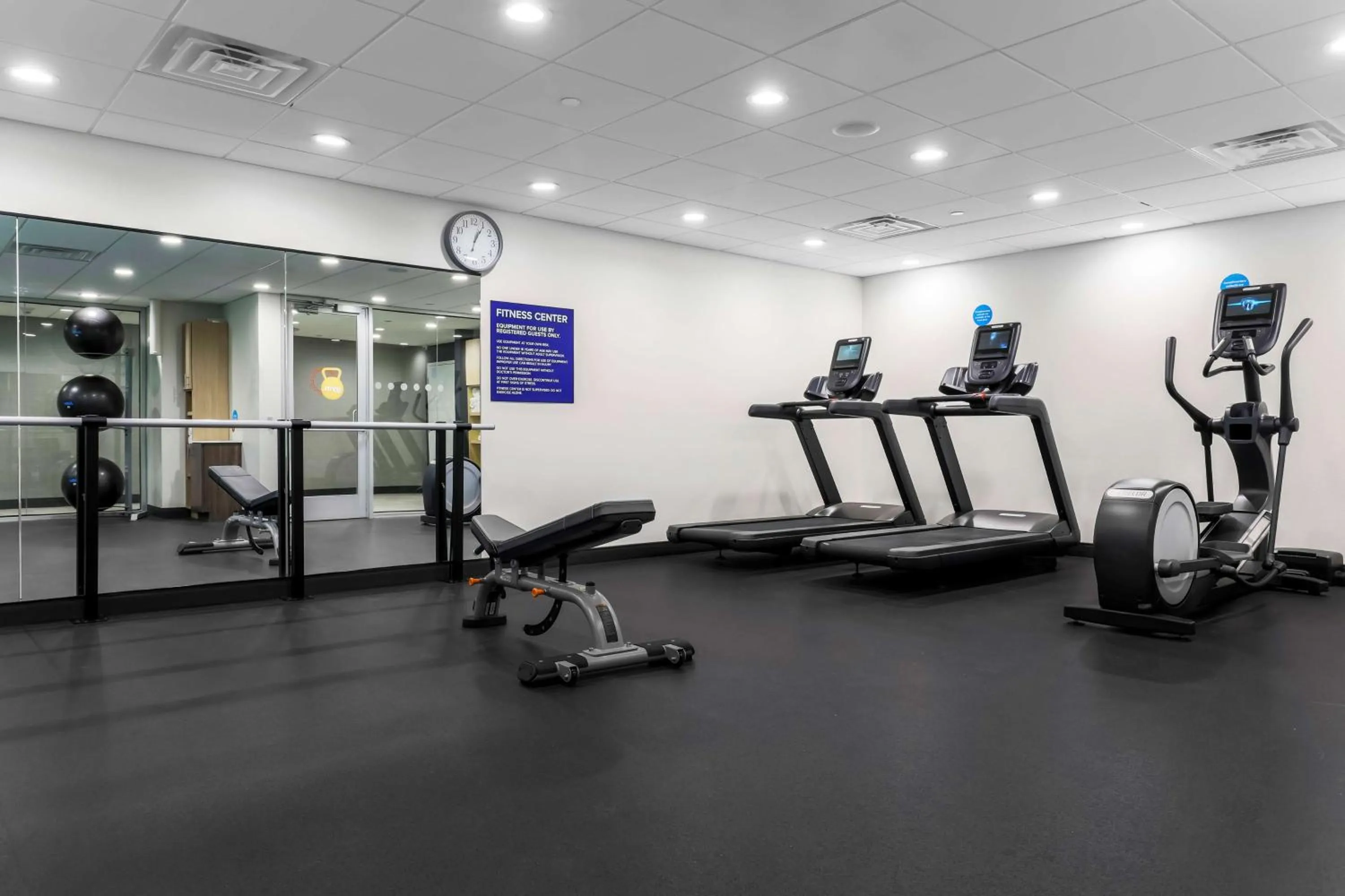 Fitness centre/facilities in Tru By Hilton Dallas Market Center