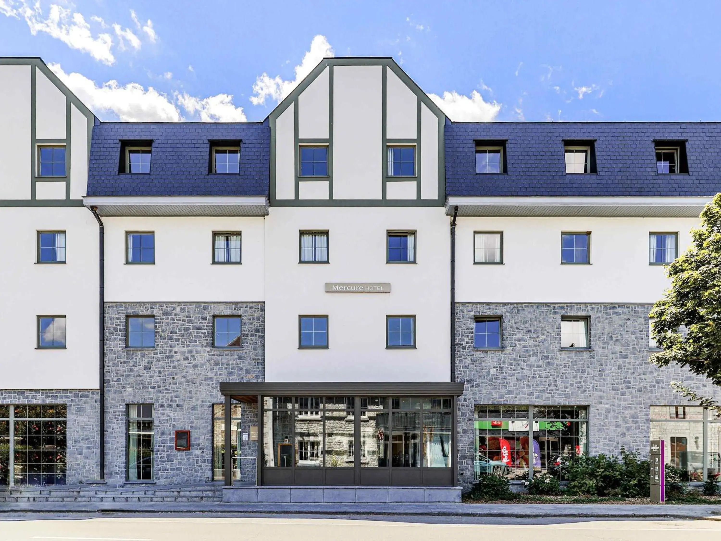 Property building in Mercure Han-sur-Lesse Property building in Mercure Han-sur-Lesse