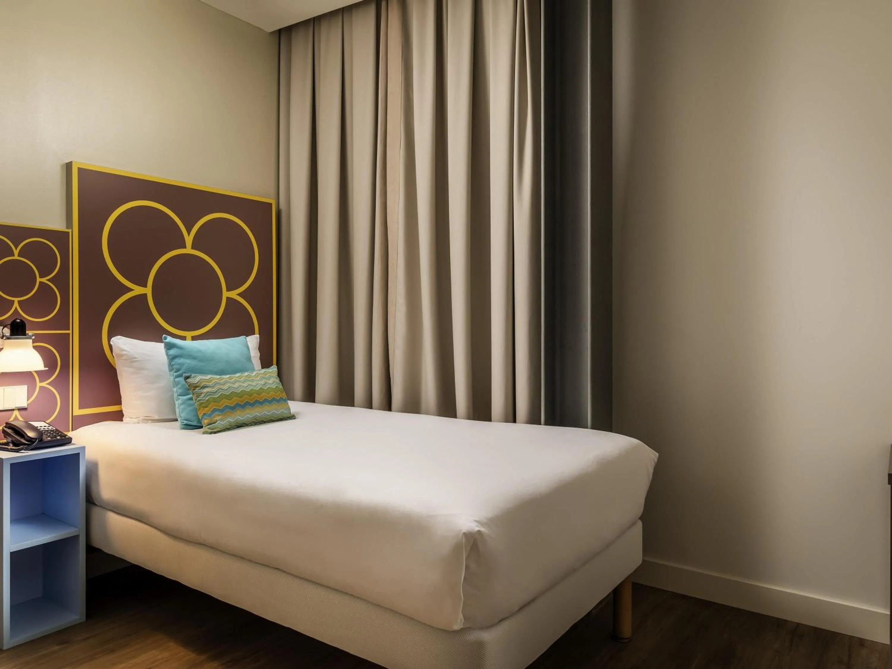 Bedroom, Bed in ibis Styles Barcelona Centre