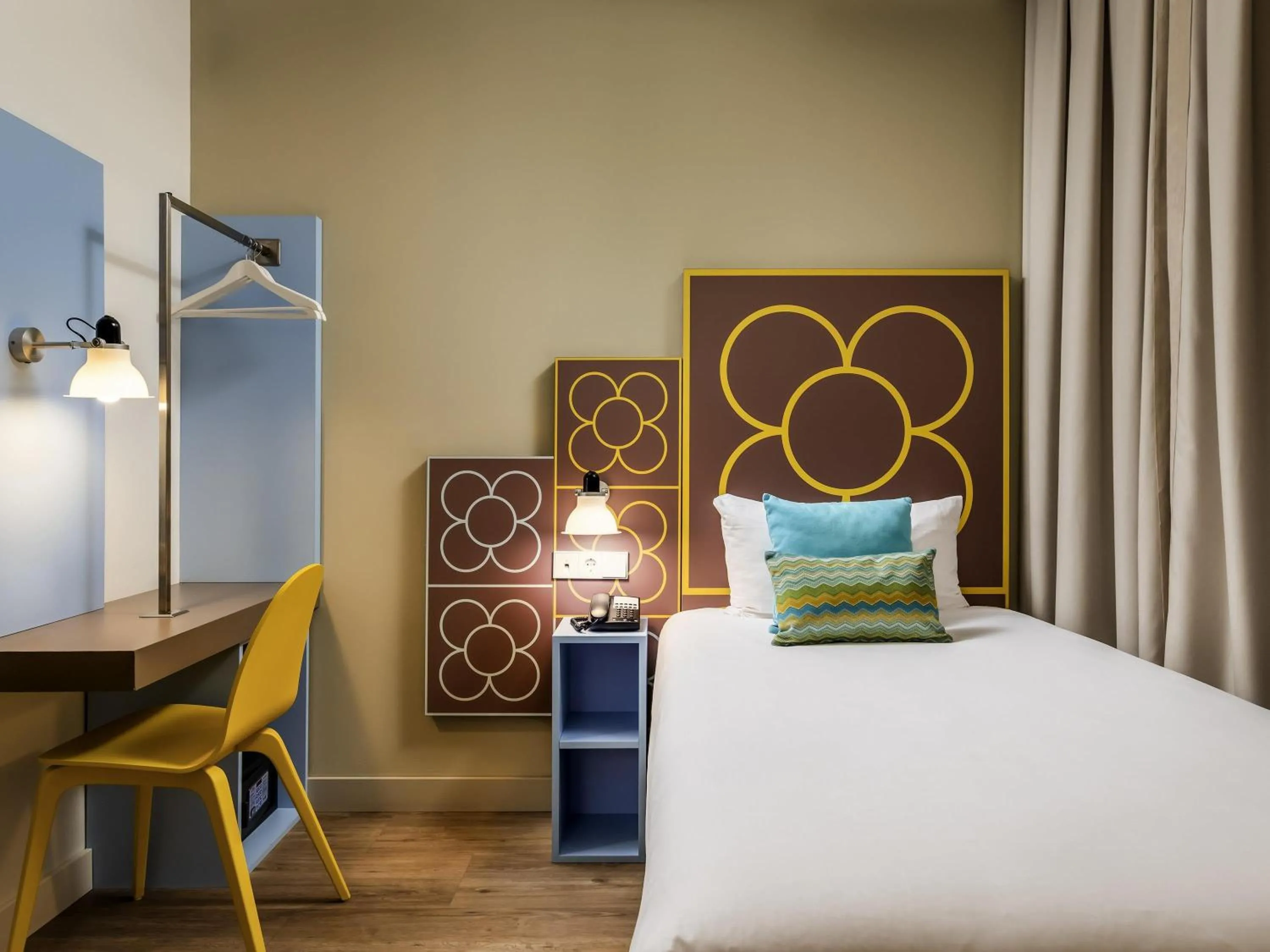 Bedroom, Bed in ibis Styles Barcelona Centre