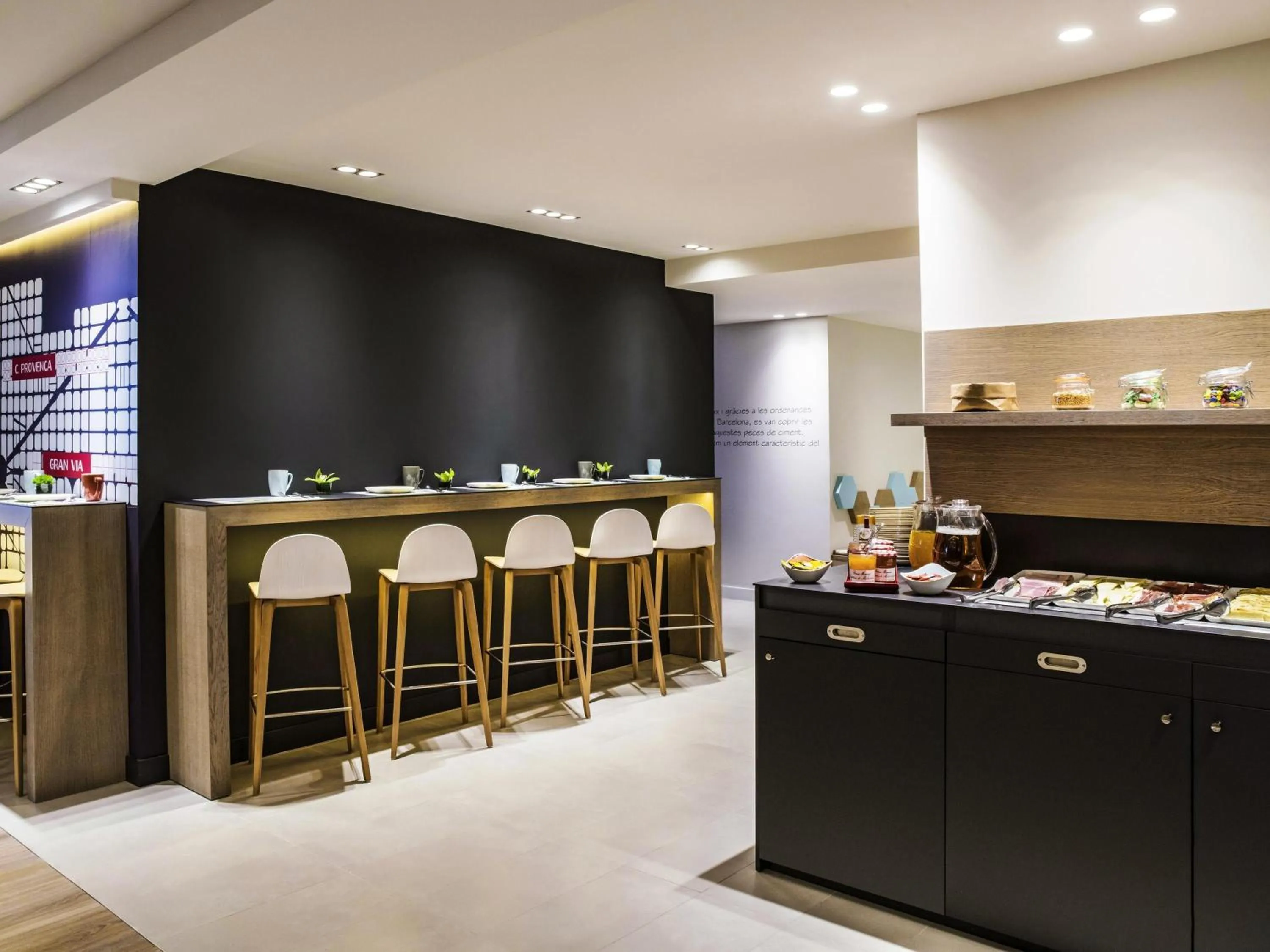 Lounge or bar in ibis Styles Barcelona Centre