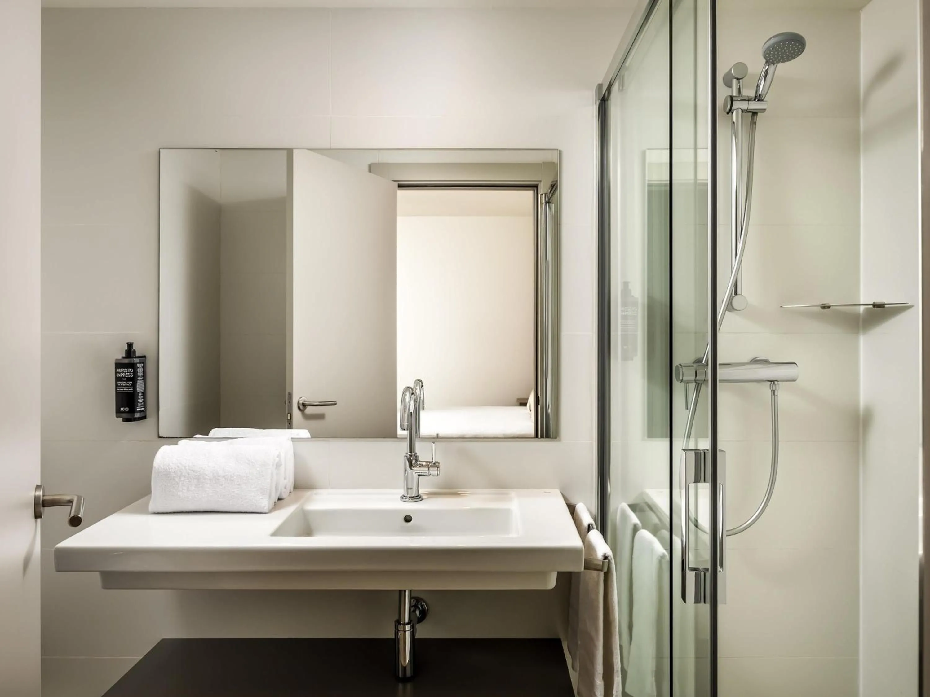 Bedroom in ibis Styles Barcelona Centre