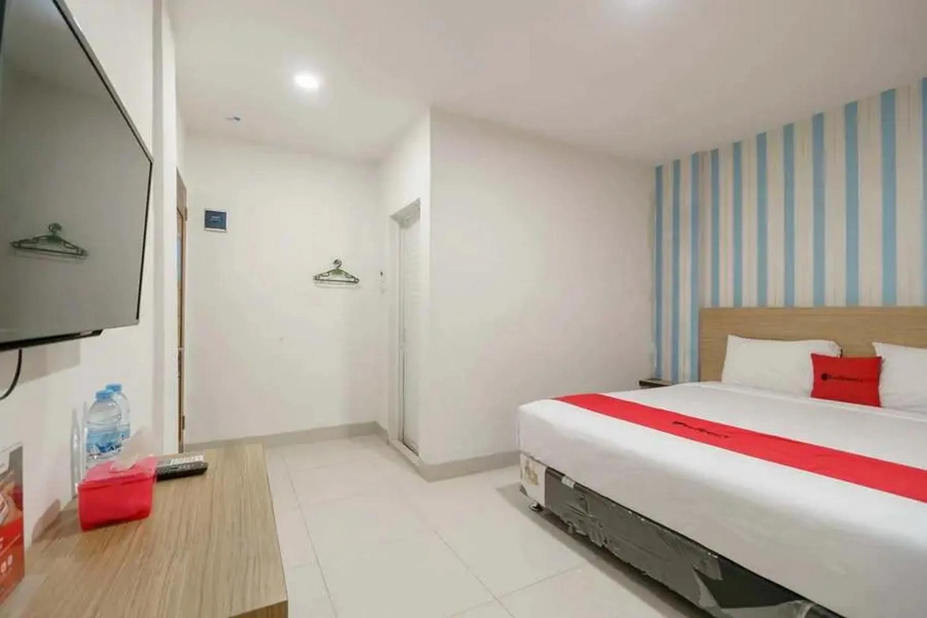 Bedroom, Bed in RedDoorz Plus @ Cemara Asri Medan