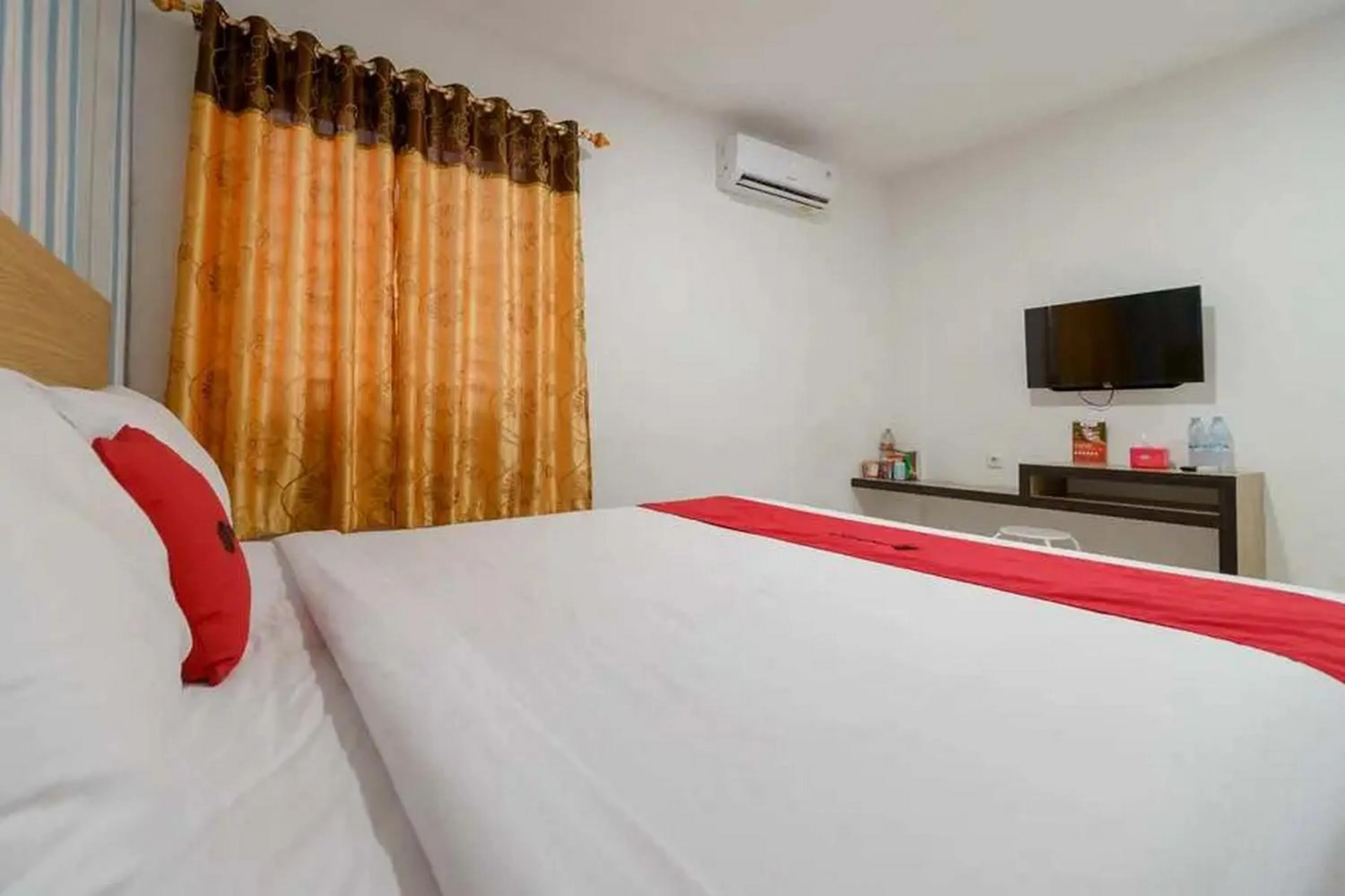 Bedroom, Bed in RedDoorz Plus @ Cemara Asri Medan