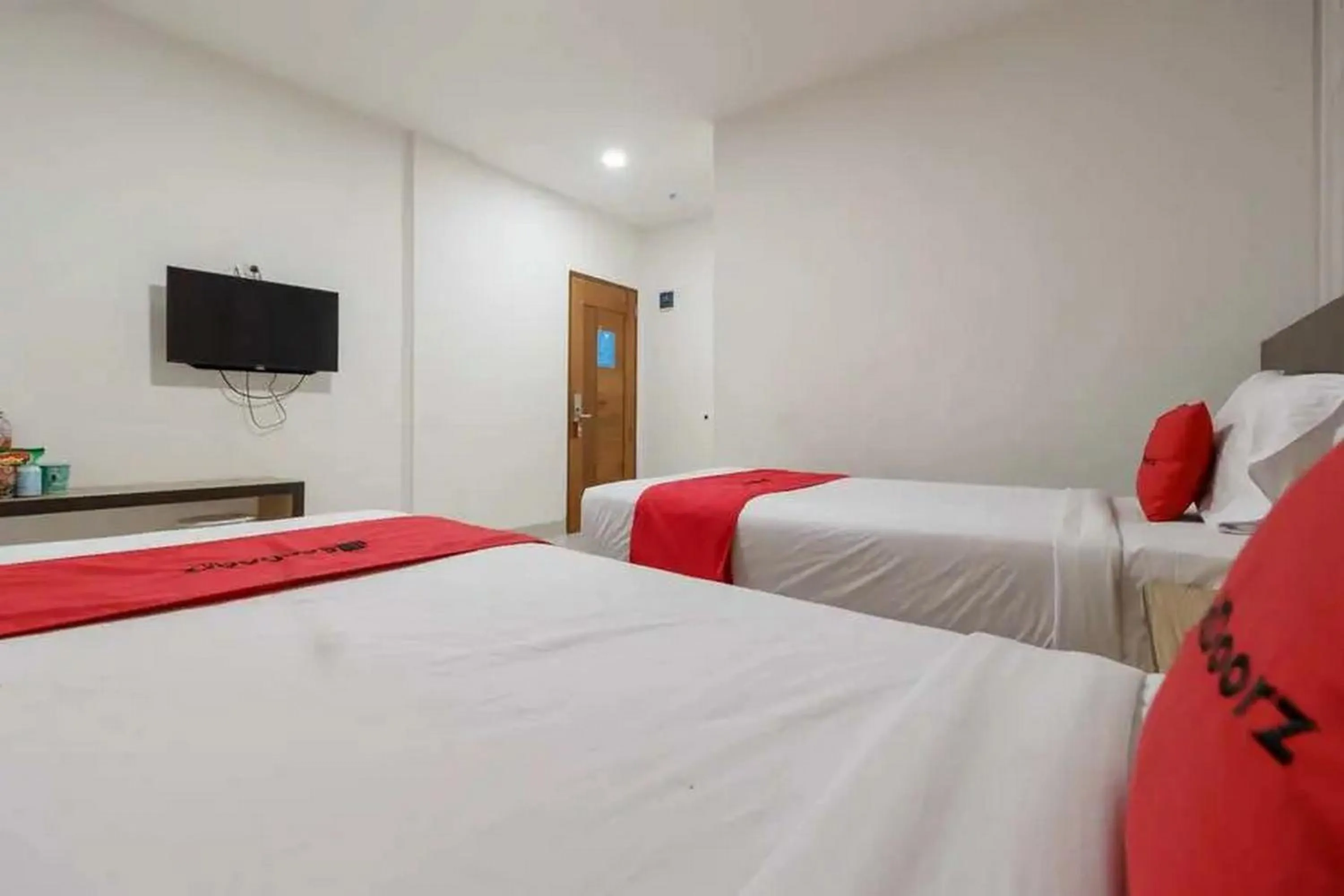 Bedroom, Bed in RedDoorz Plus @ Cemara Asri Medan